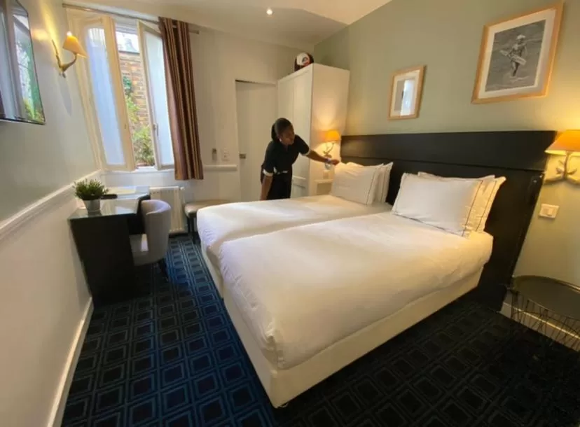 Photo of the whole room, Bed in Hôtel Etoile Trocadéro