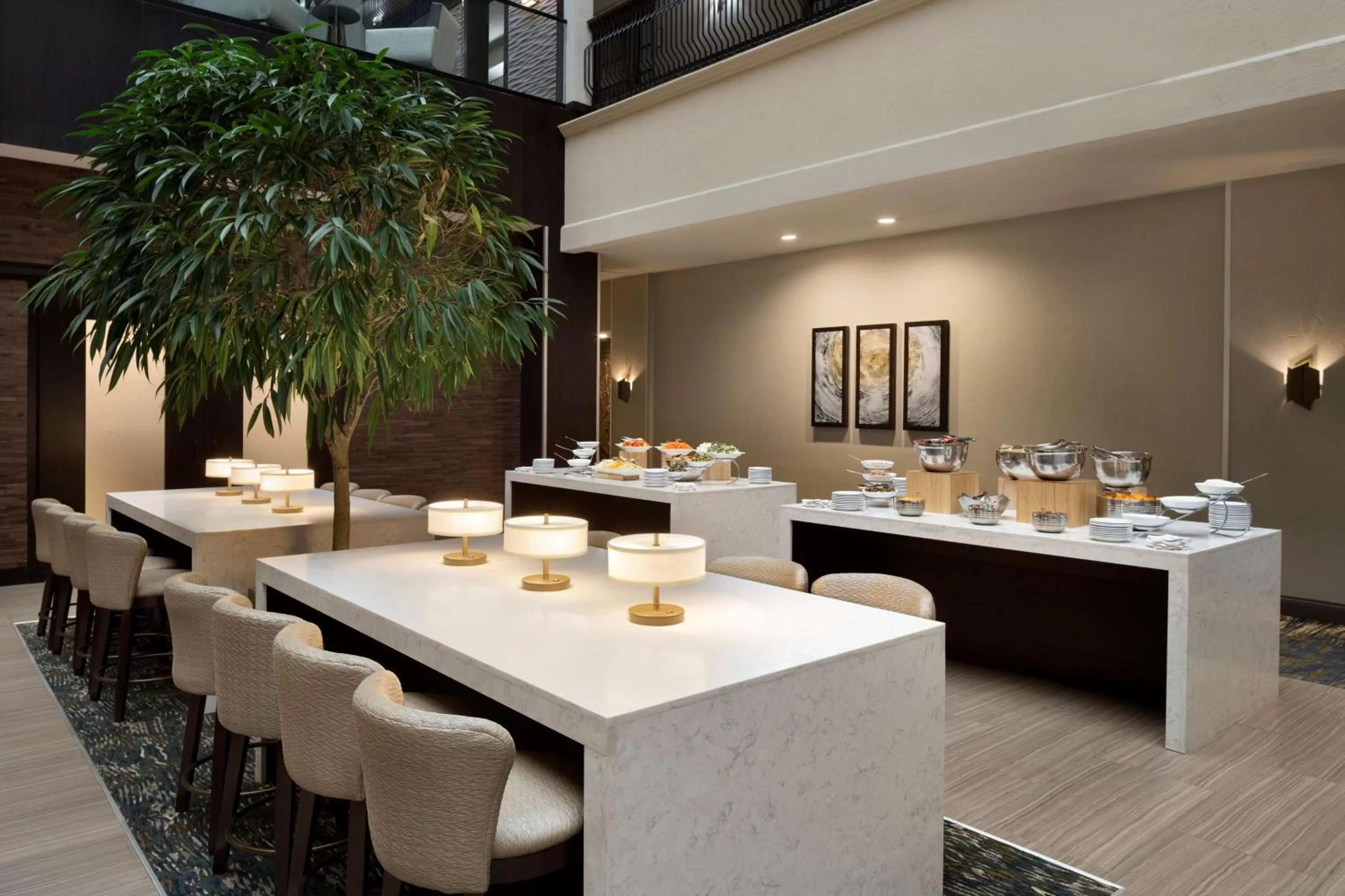 Dining area in Embassy Suites by Hilton Columbus