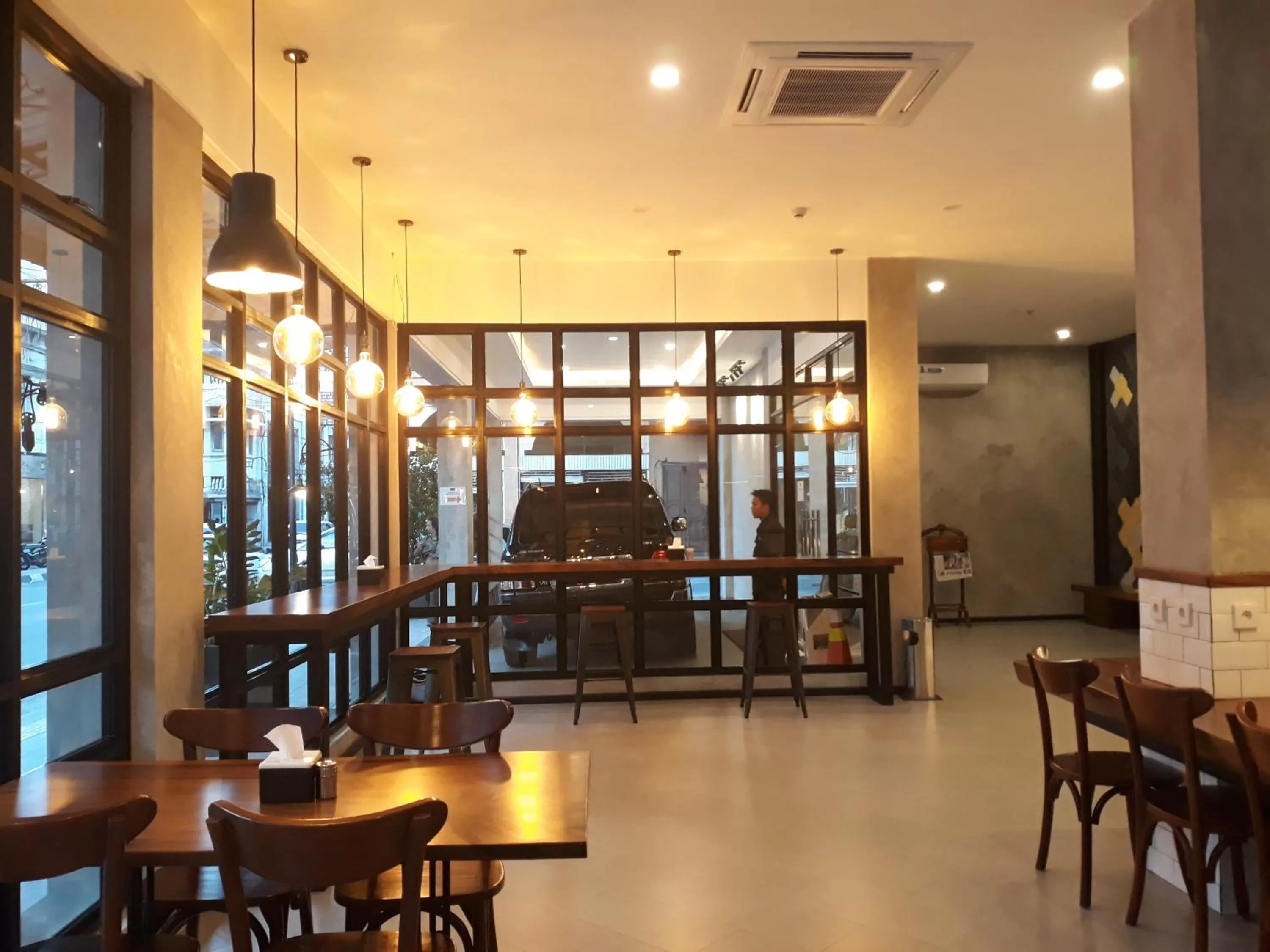 Restaurant/places to eat in Kama Hotel