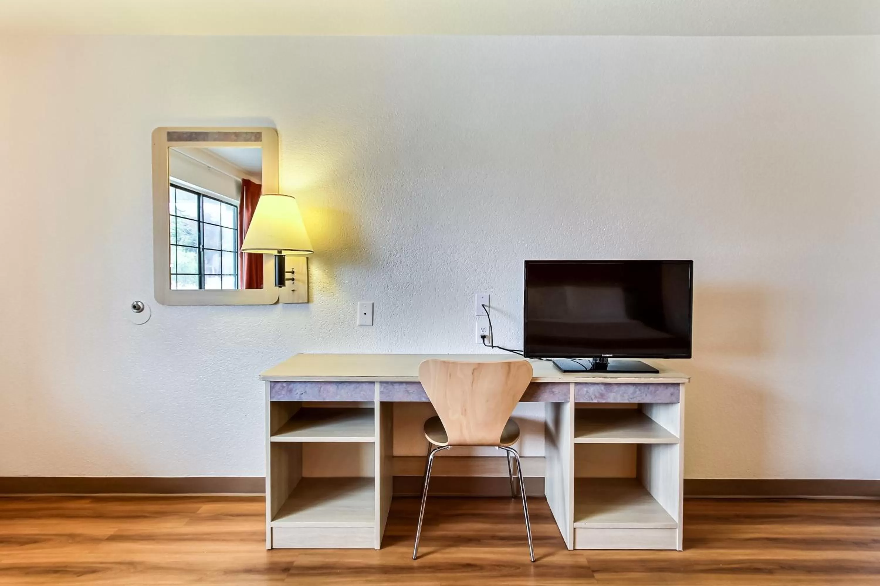 Seating area in Motel 6-Salinas, CA - North Monterey Area