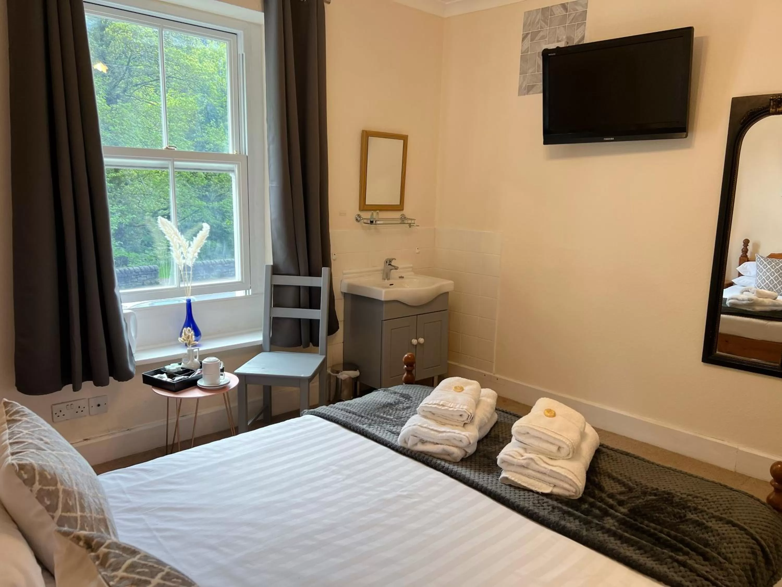 Photo of the whole room, Bed in Stone Lodge