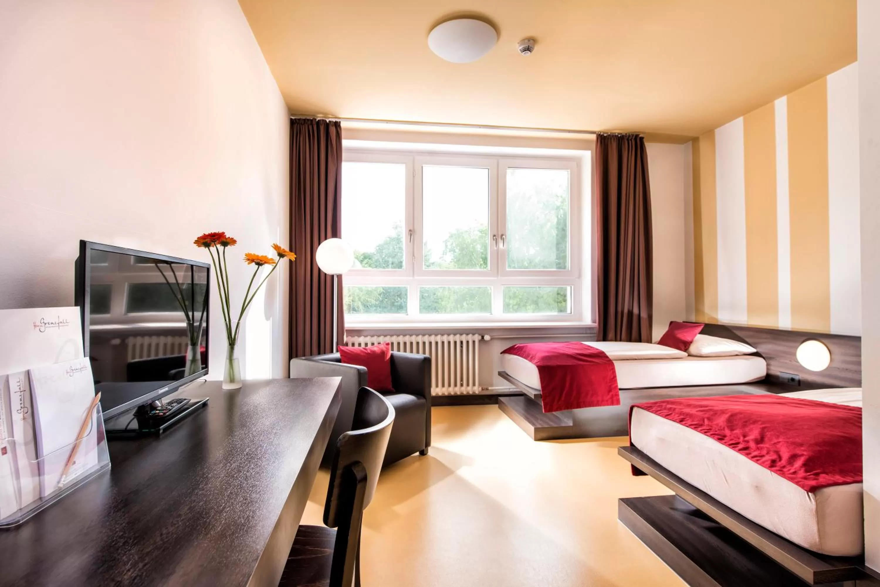 Quiet street view, Bed in Hotel Grenzfall