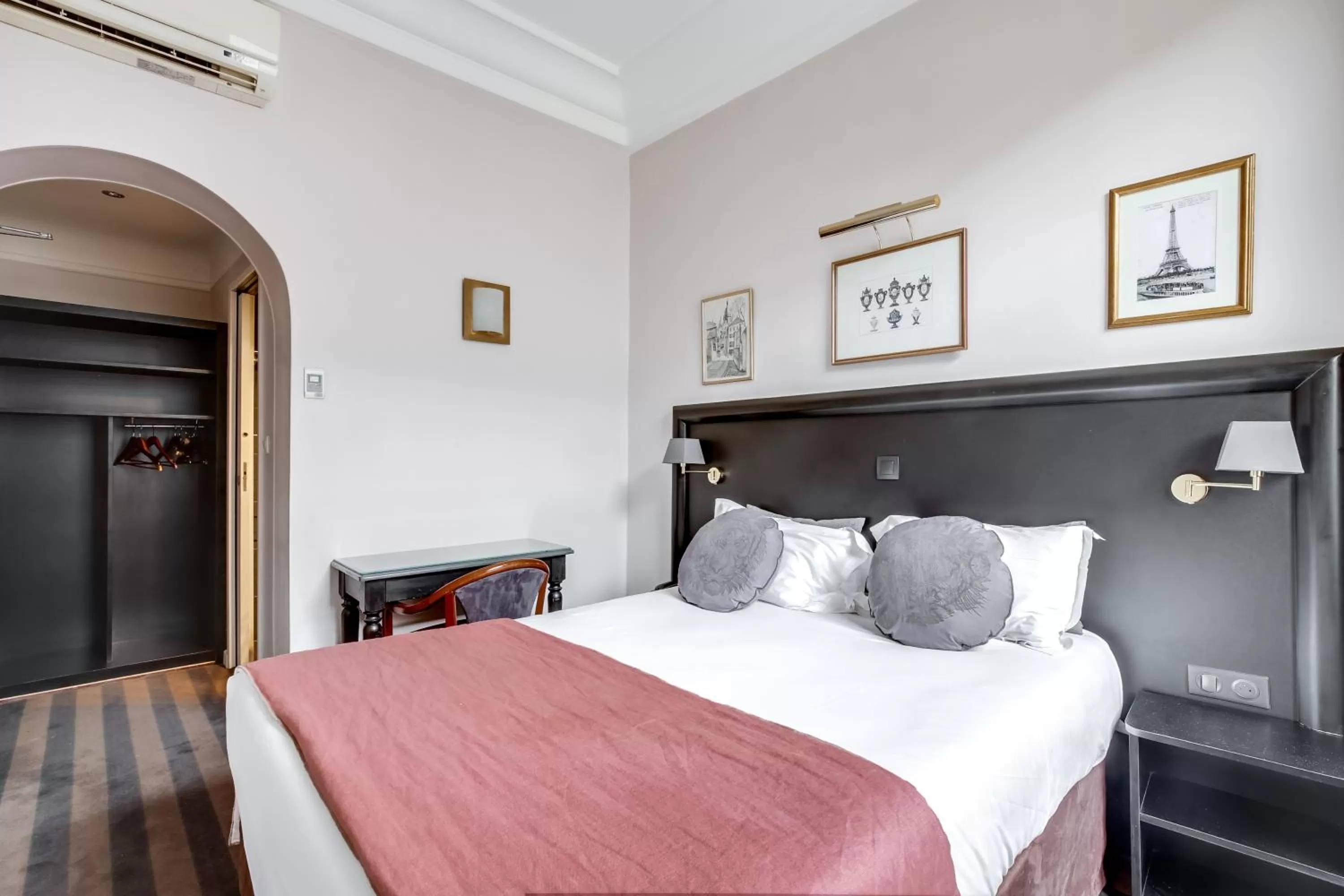 Bed in Hotel Opera Maintenon