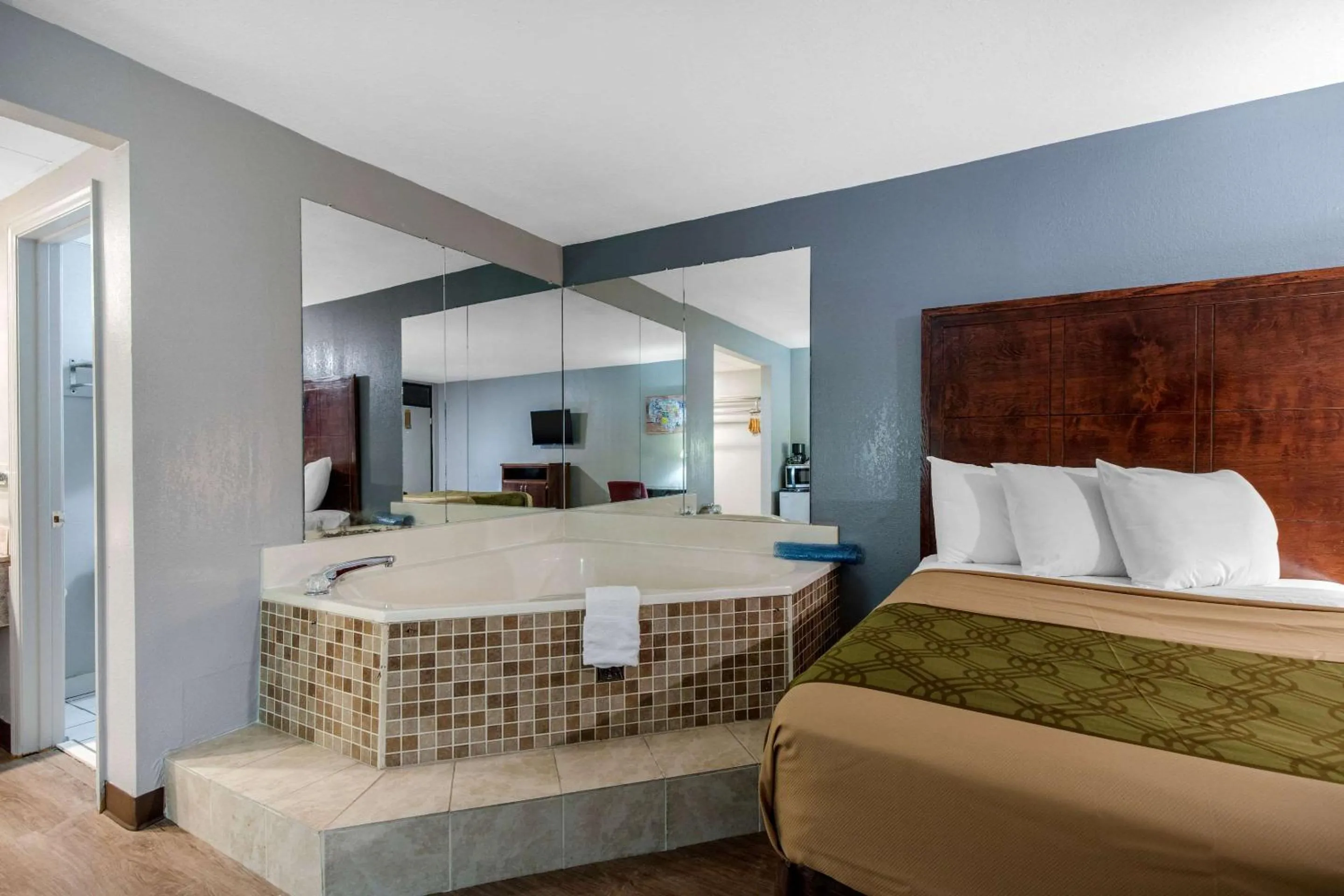 Photo of the whole room, Bed in Econo Lodge Aiken Central