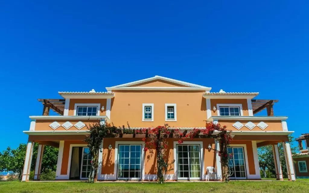 Property building in Colina da Lapa & Villas