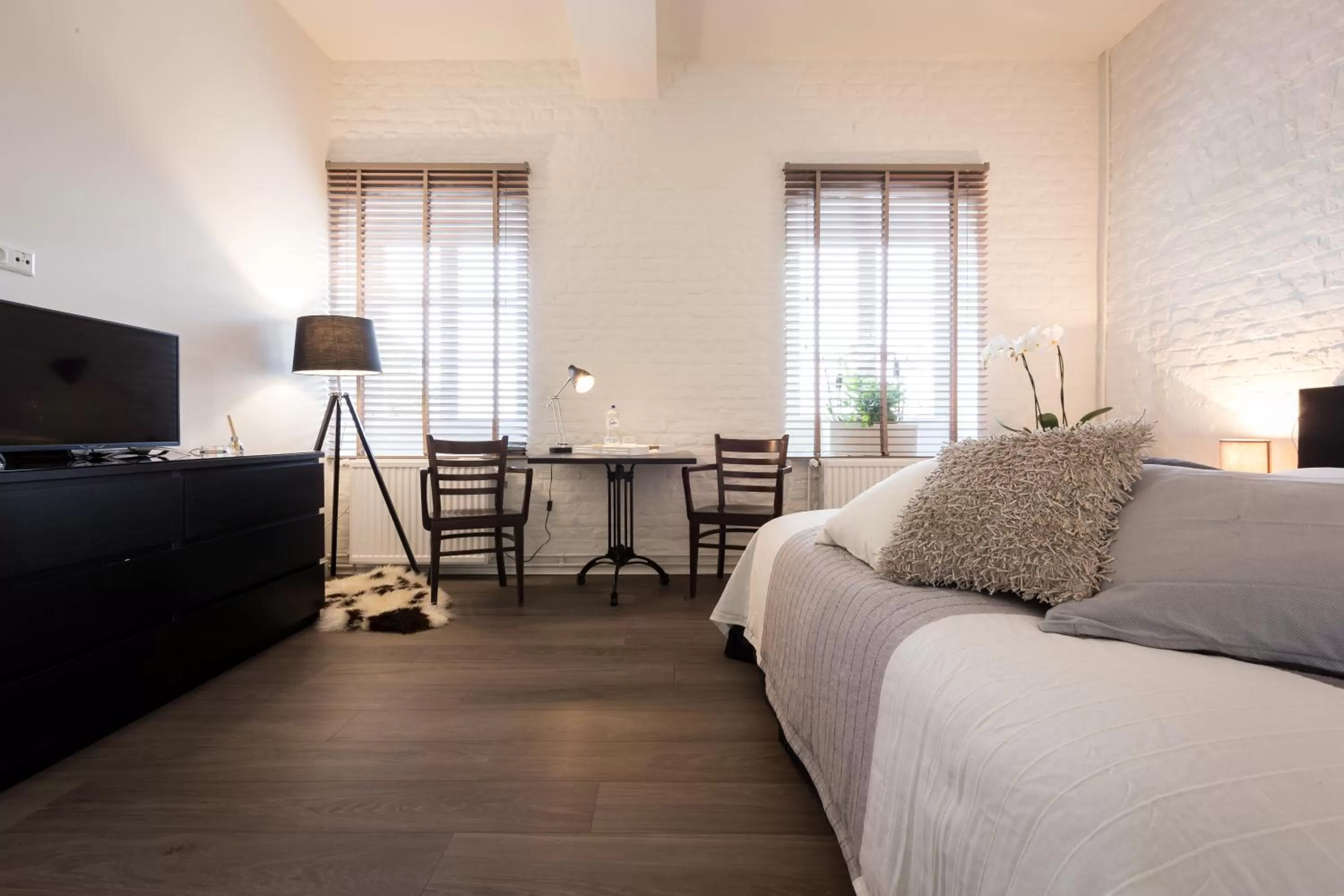 Photo of the whole room, TV/Entertainment Center in B&B - Eetcafe - Riekelt