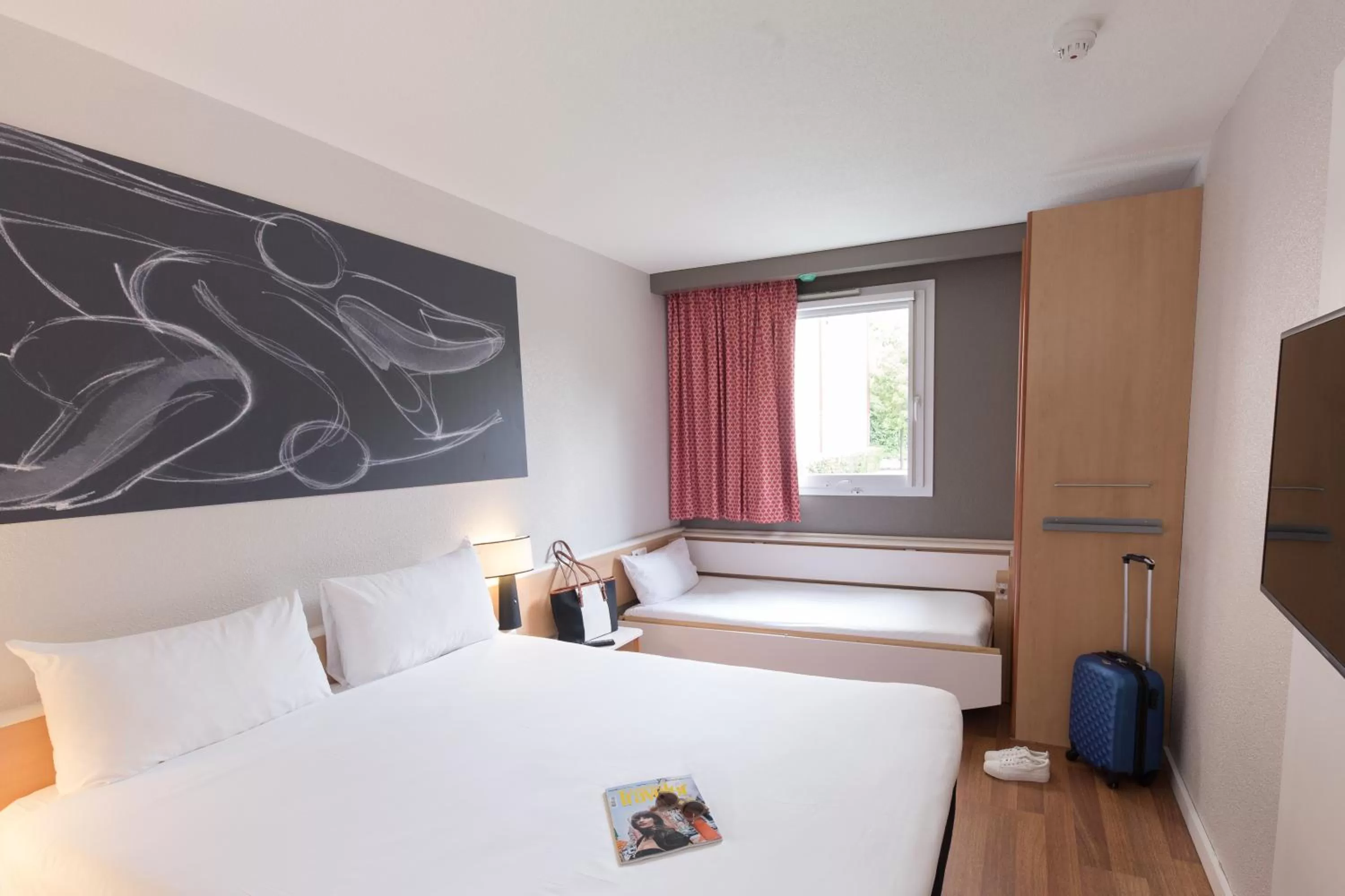 Property building, Bed in Ibis Madrid Fuenlabrada