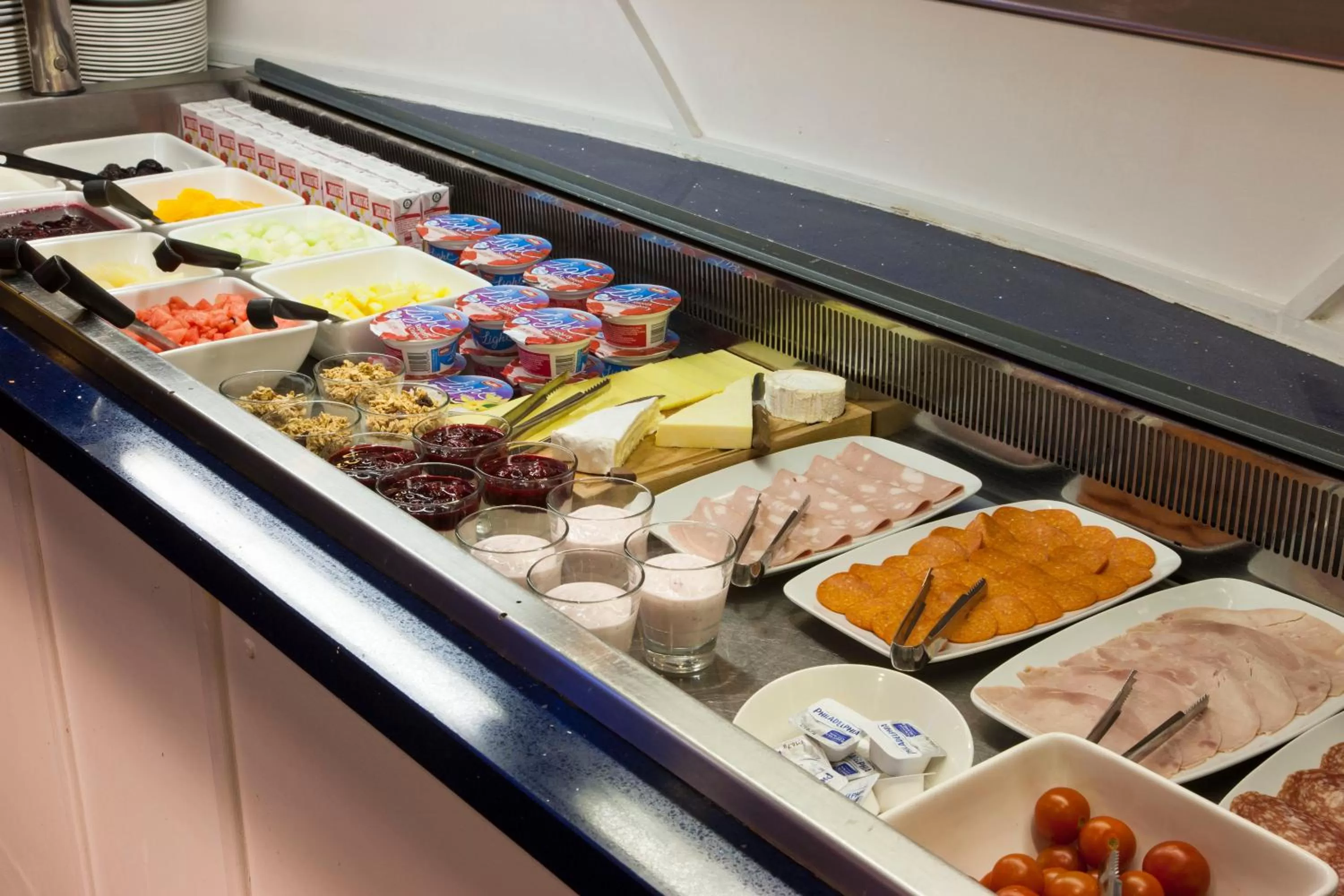 Breakfast in Crowne Plaza Liverpool - John Lennon Airport by IHG