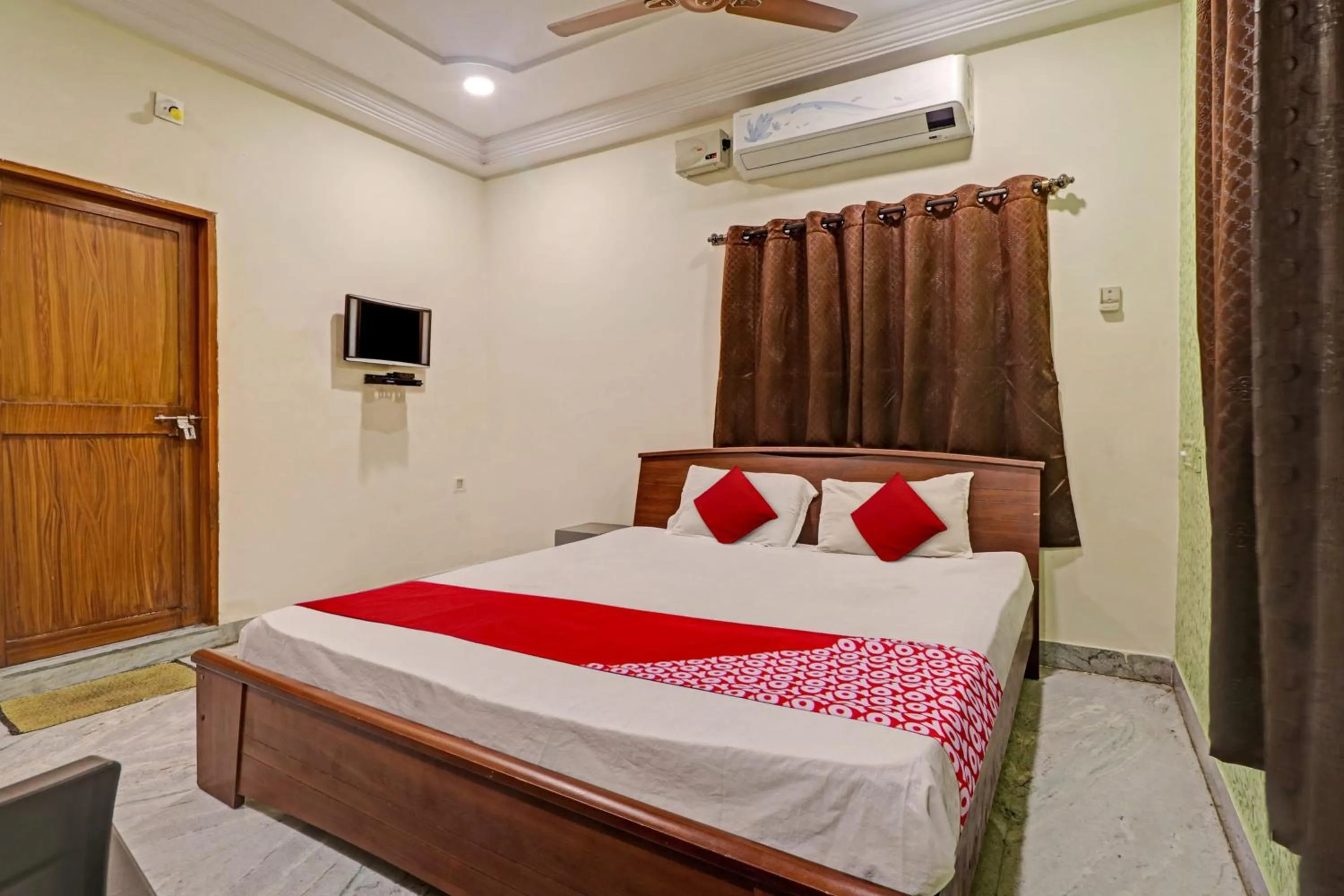 Bedroom, Bed in OYO Flagship Akshaya Villa