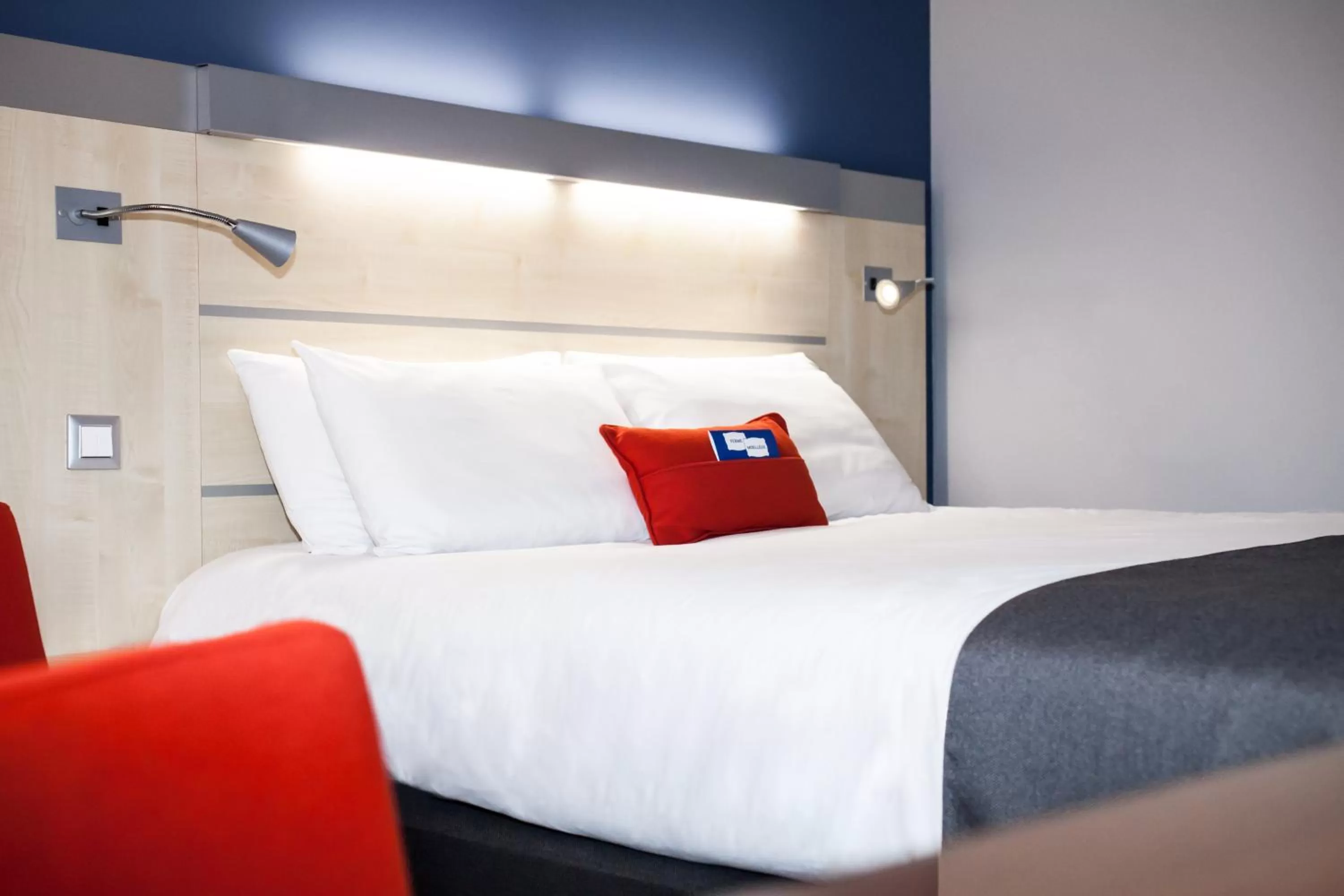 Photo of the whole room, Bed in Holiday Inn Express Toulouse Airport by IHG