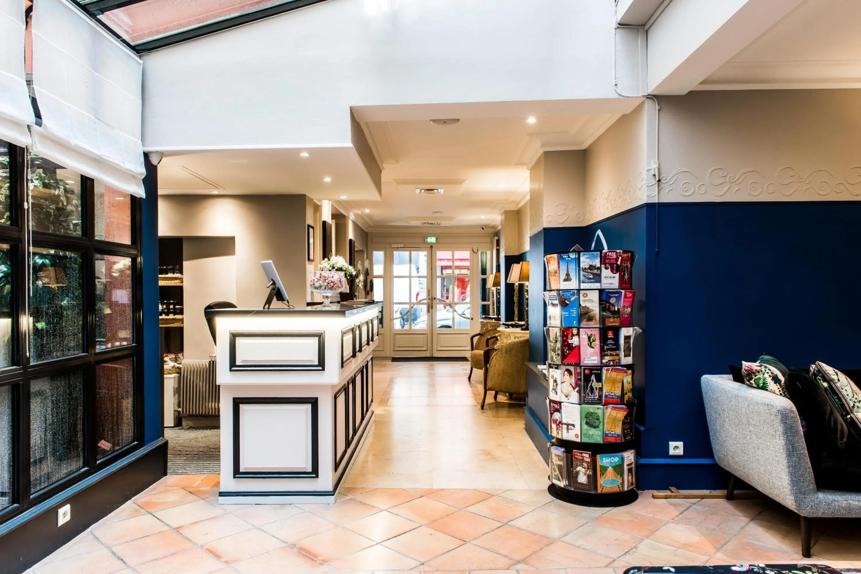 Patio in Hôtel Jardin Le Bréa