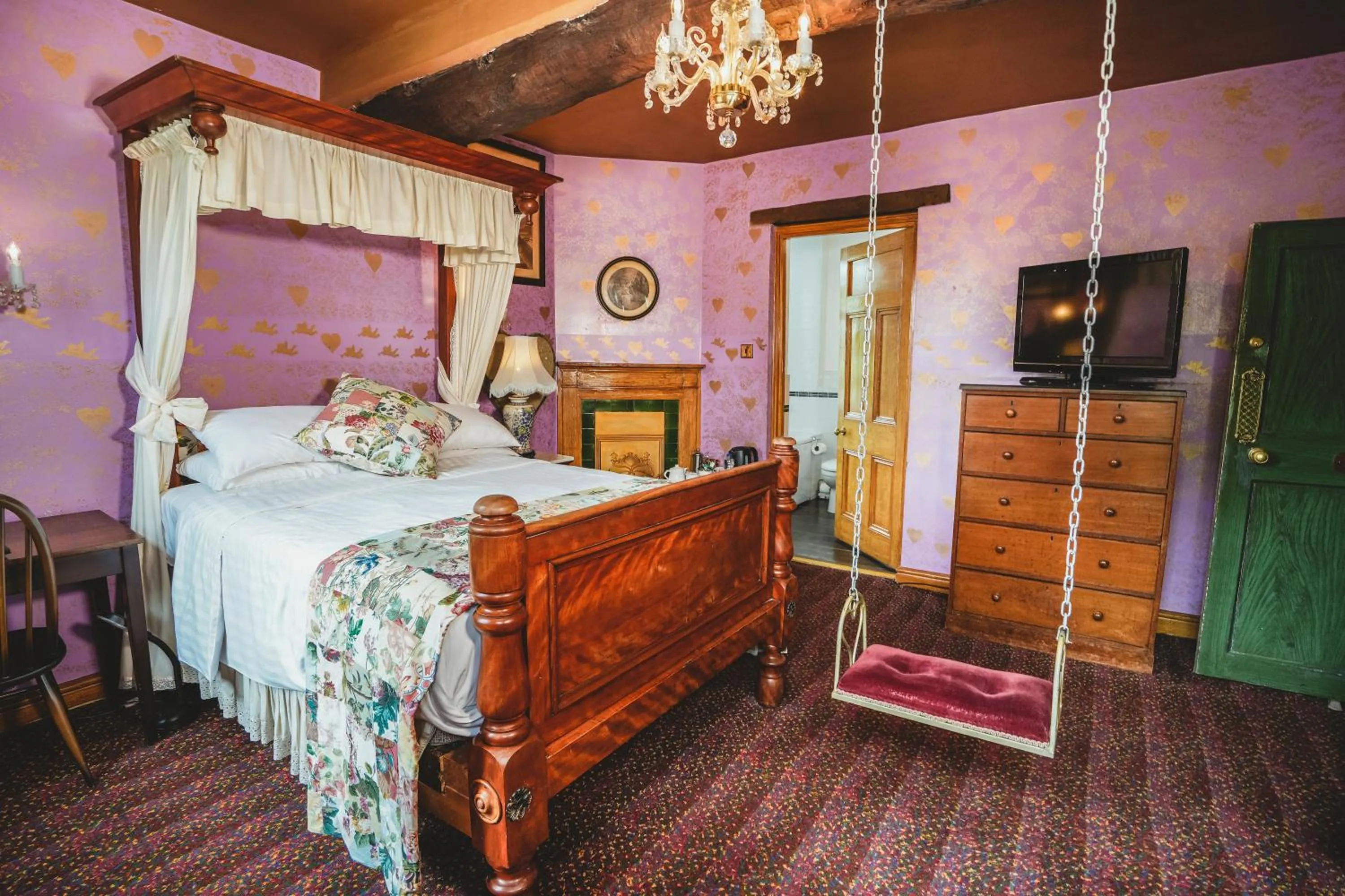 Bed in Hundred House Hotel