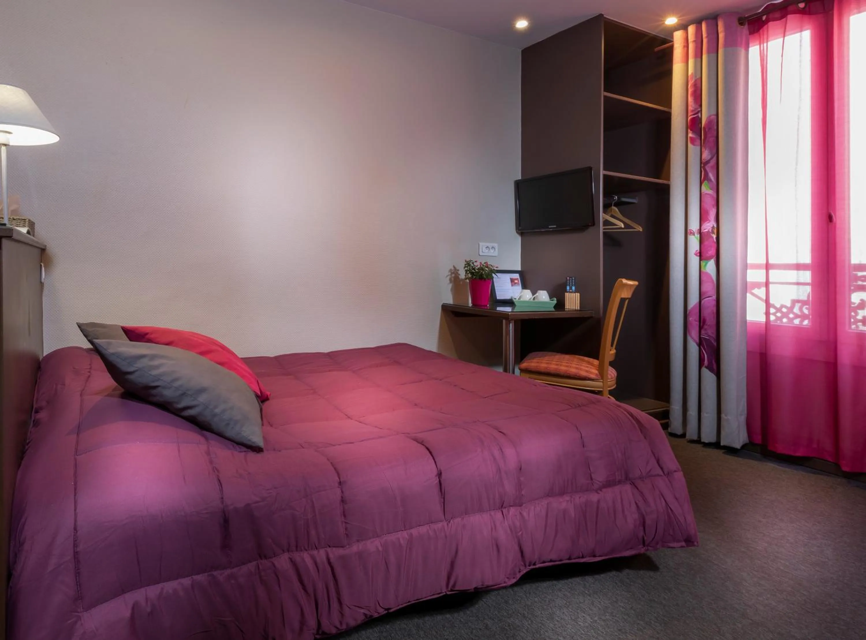 TV and multimedia, Bed in Hôtel Montsouris Orléans