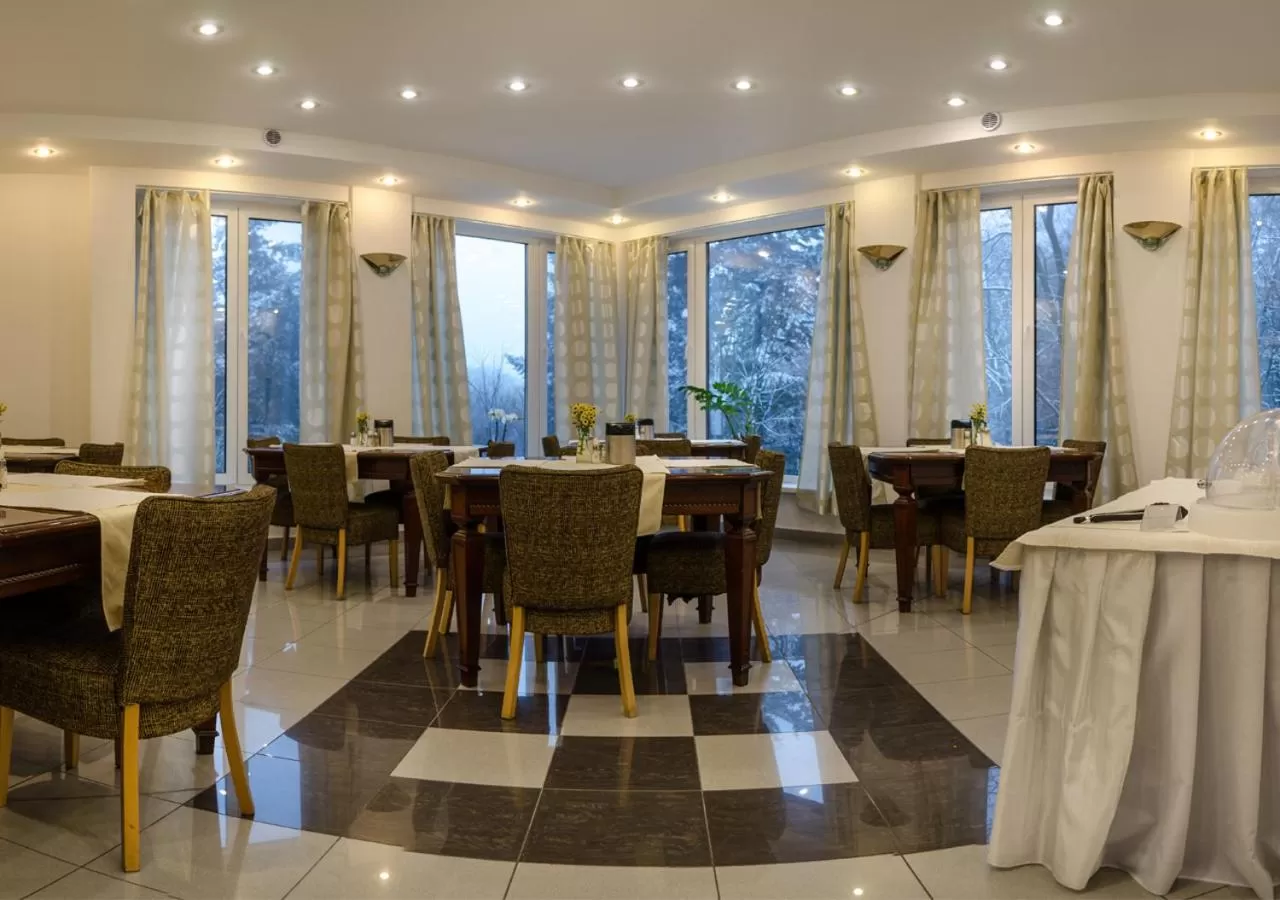 Restaurant/places to eat in Hotel West