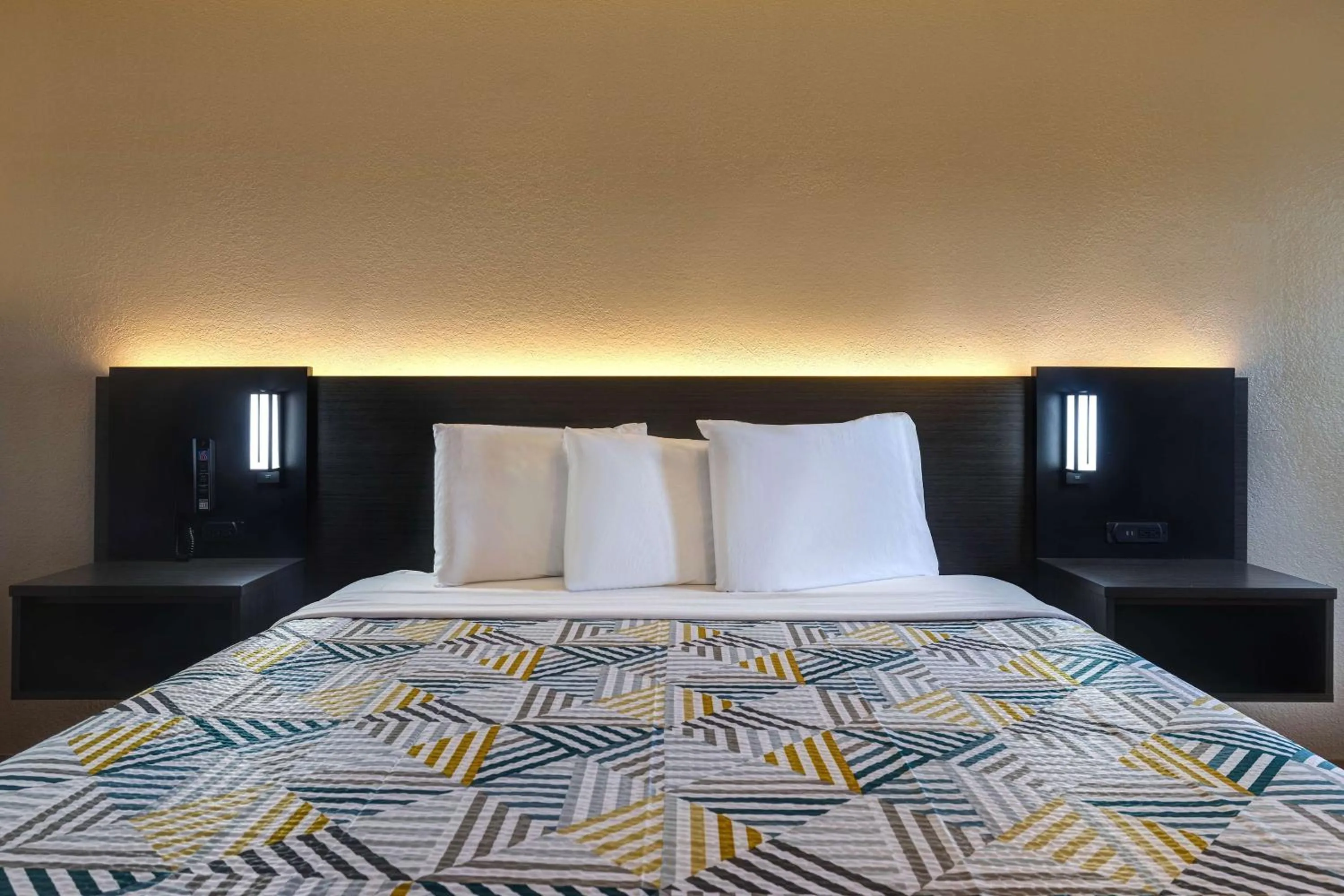 Photo of the whole room, Bed in Motel 6-Buttonwillow, CA Central