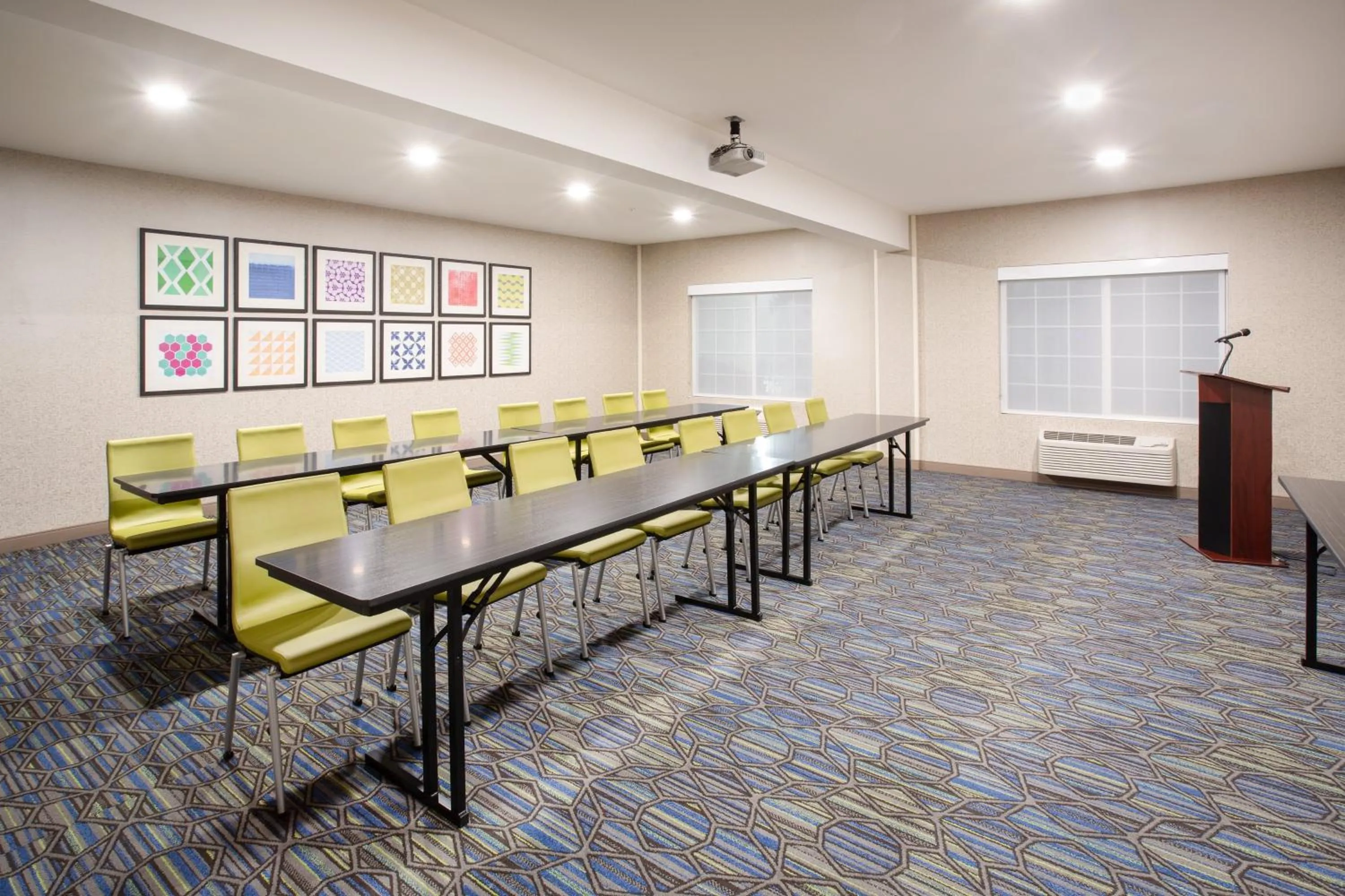 Meeting/conference room in Holiday Inn Express & Suites Lincoln City by IHG