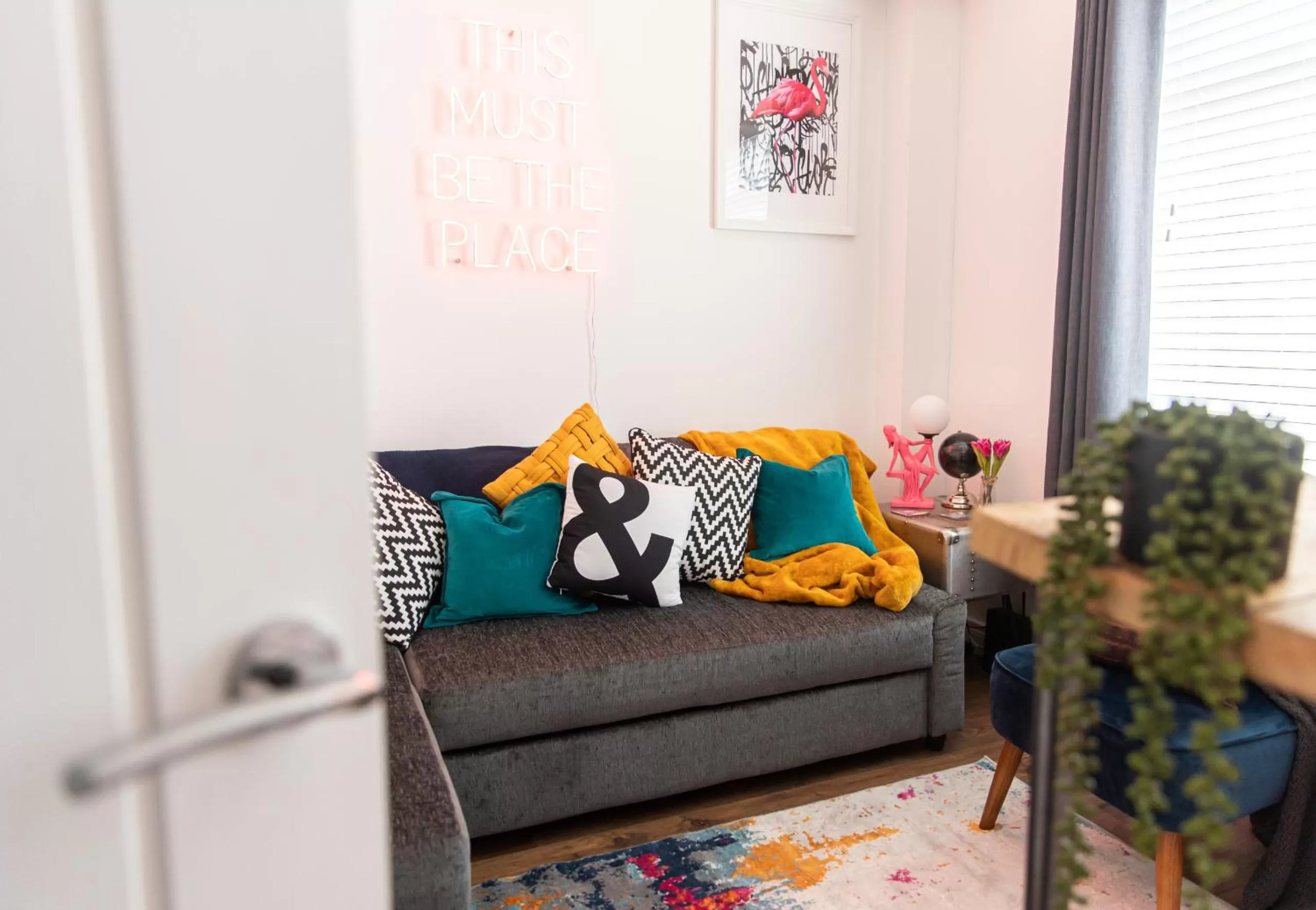 Living room, Seating Area in Entire family home , large rear garden and free parking