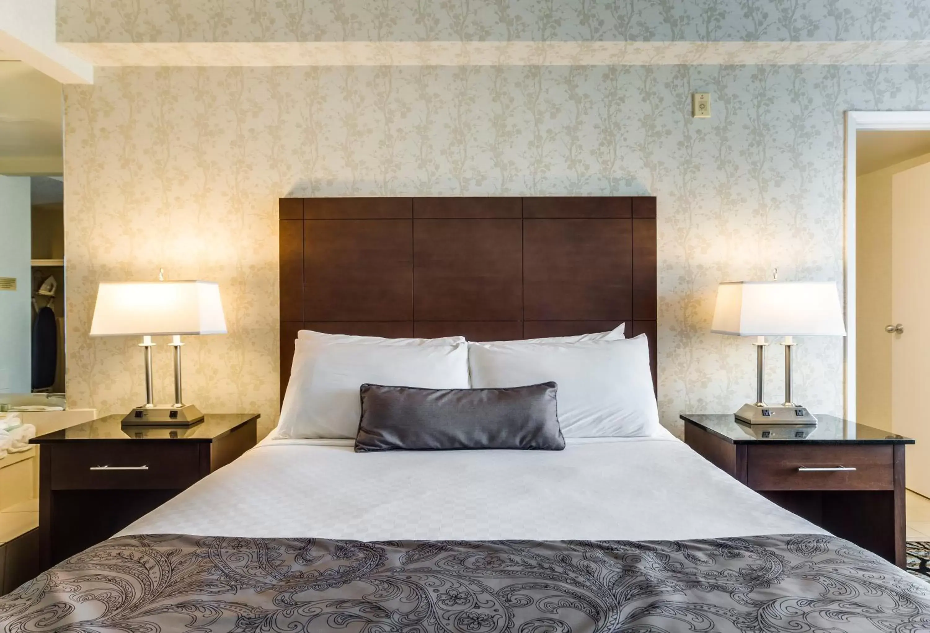 Queen Suite with Jetted Tub in Monte Carlo Inn Oakville Suites Queen Suite with Jetted Tub in Monte Carlo Inn Oakville Suites