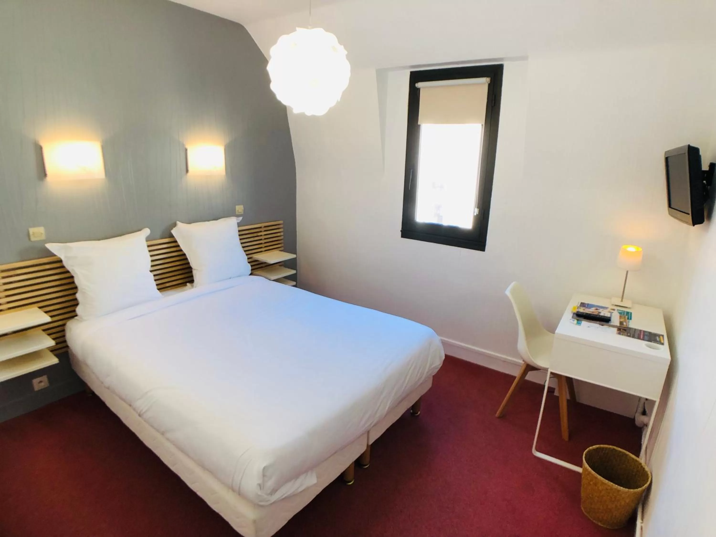 Bed in Cit'Hotel Le Volney