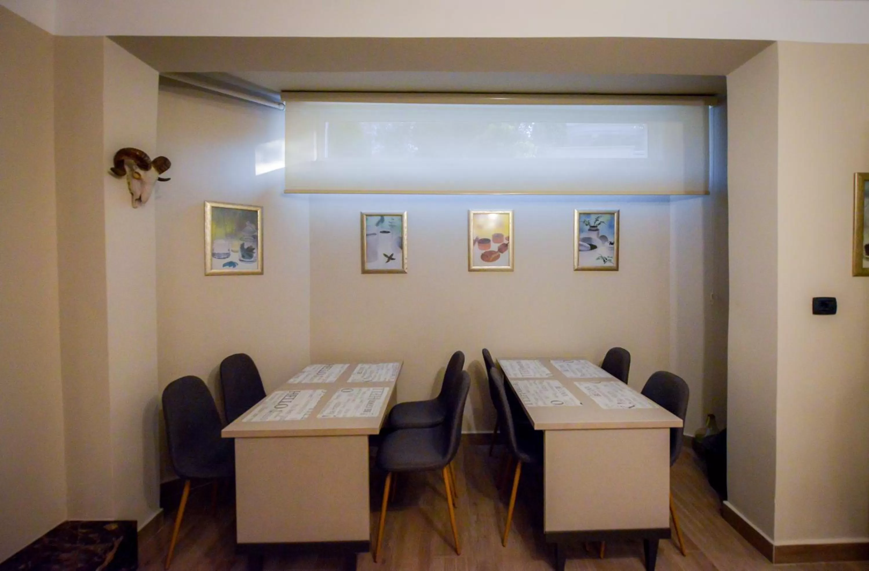 Restaurant/Places to Eat in Hotel Vila Tirana