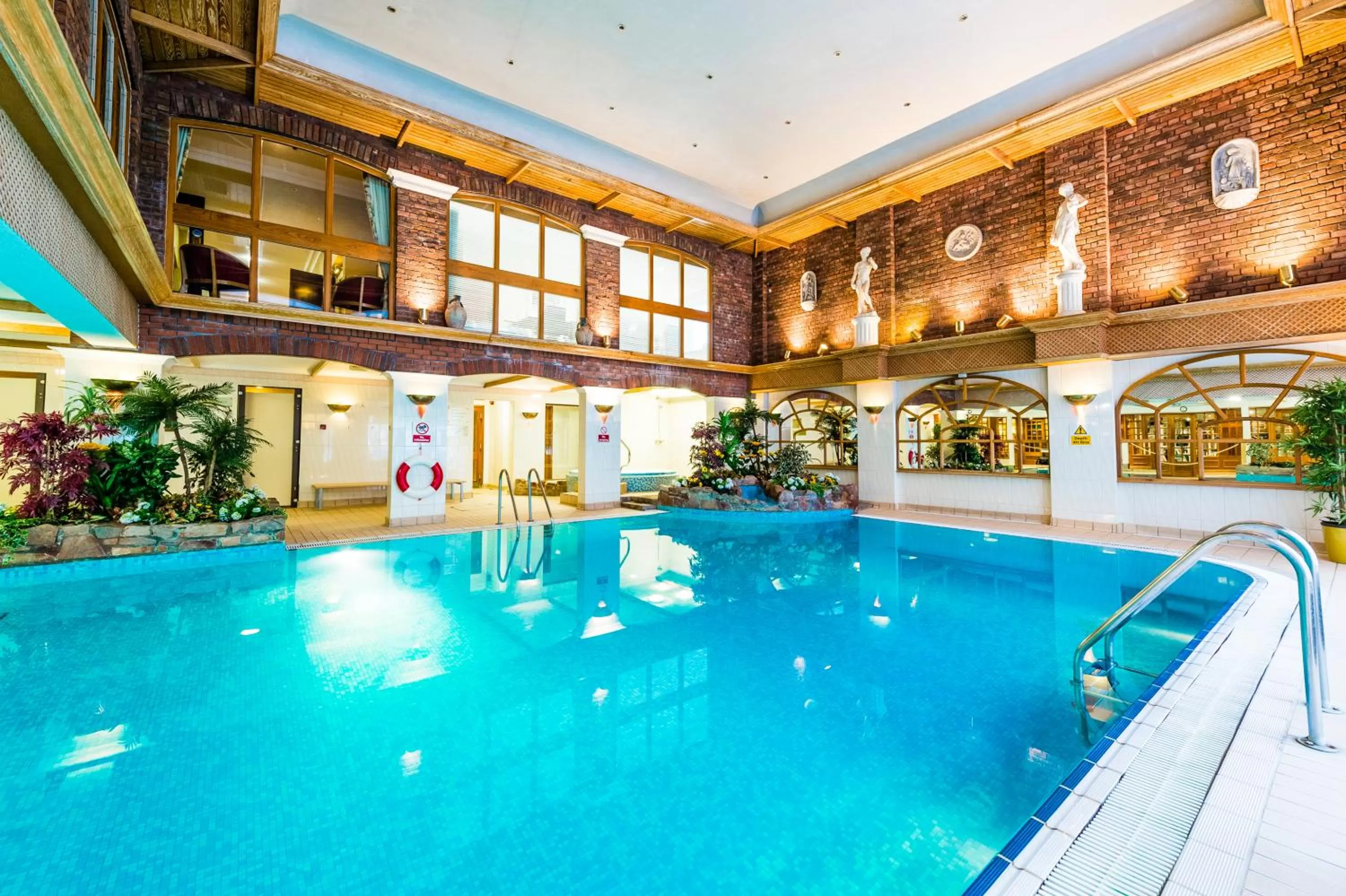 Swimming pool in Parkway Hotel & Spa
