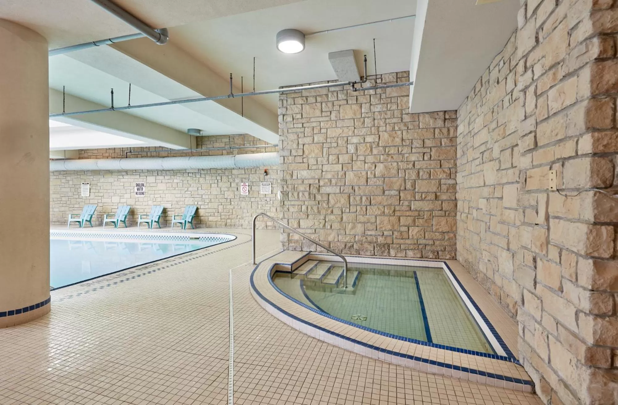 Swimming pool in The Falls Hotel & Inn