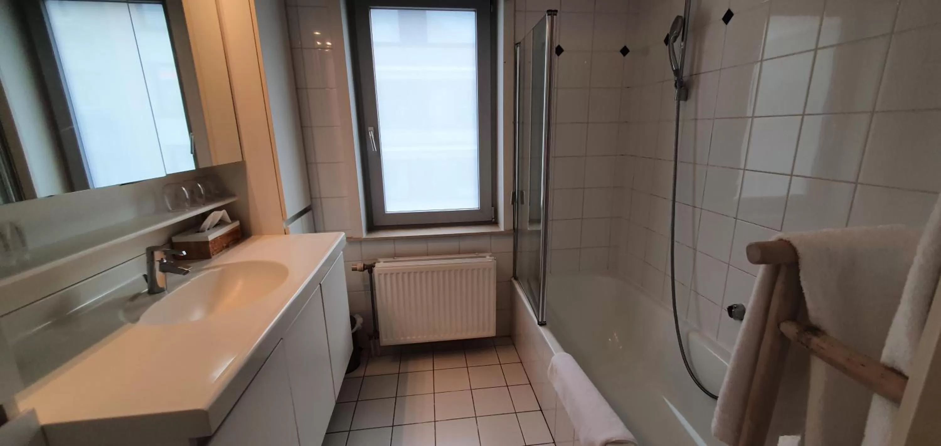 Shower, Bathroom in Hotel du Bassin