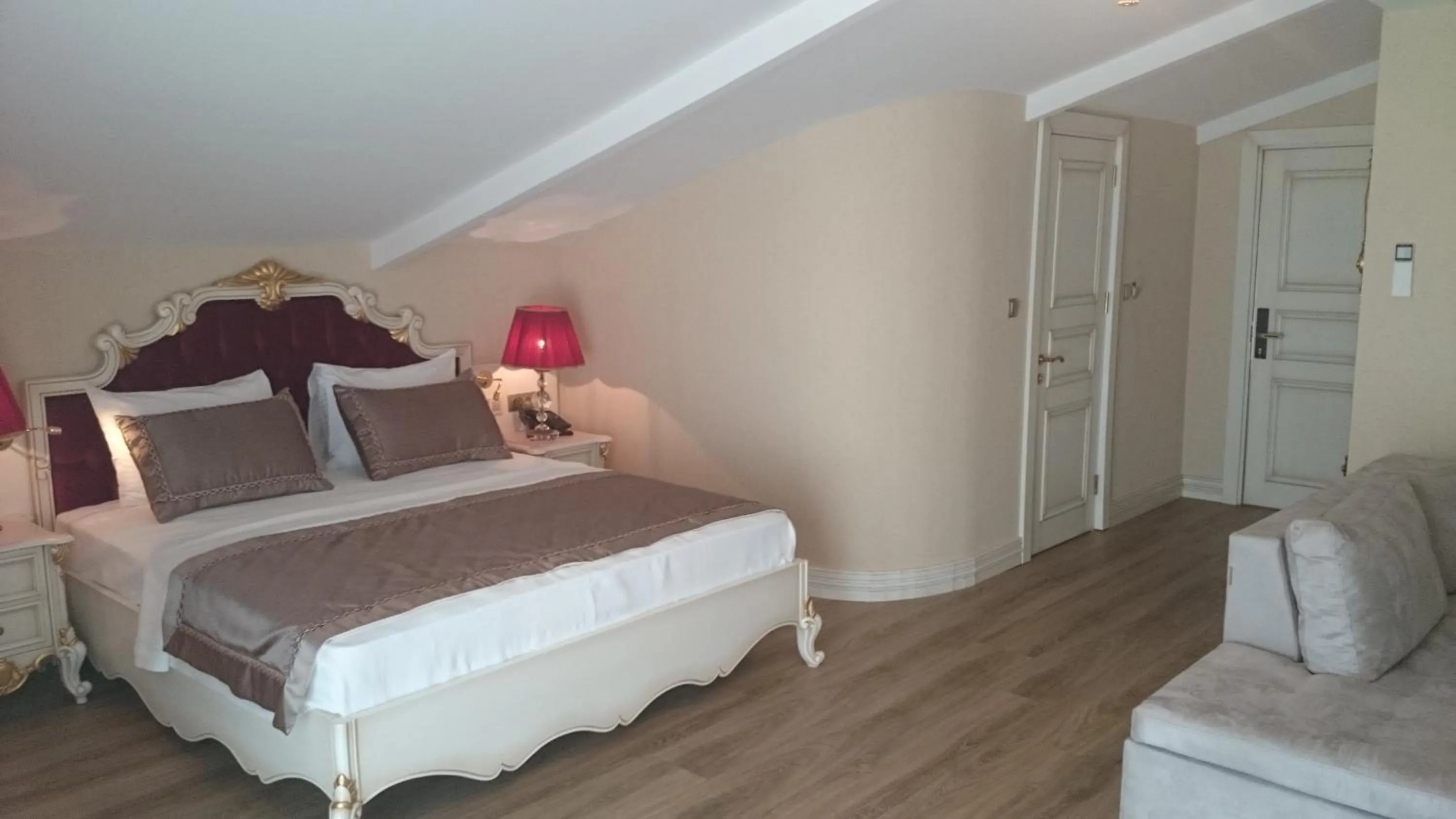 Bedroom, Bed in Glorious Hotel