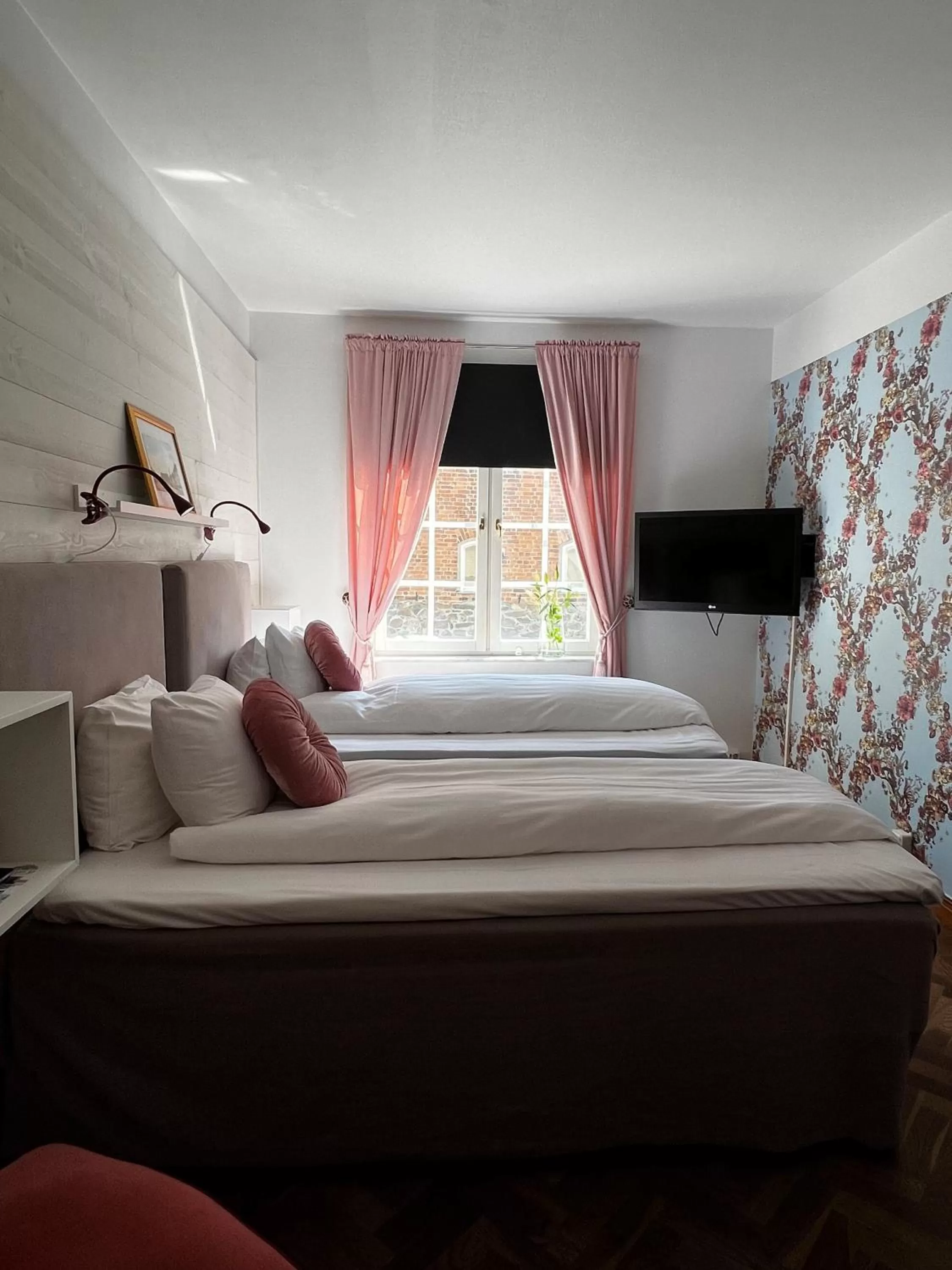 Property building, Bed in Hotell Dannegården