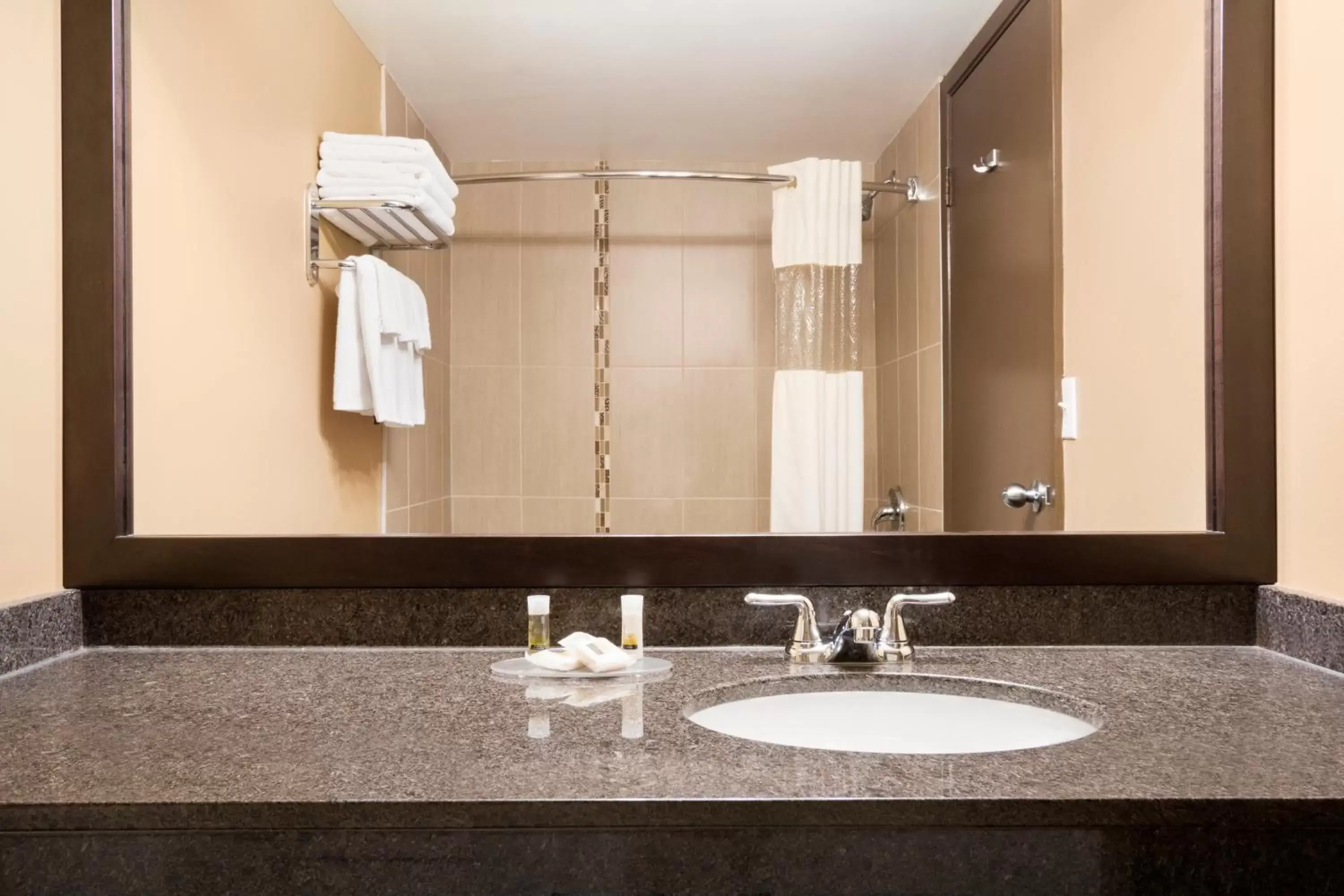 Double Queen Room with Shower - Non-Smoking in Days Inn by Wyndham Calgary Northwest Double Queen Room with Shower - Non-Smoking in Days Inn by Wyndham Calgary Northwest