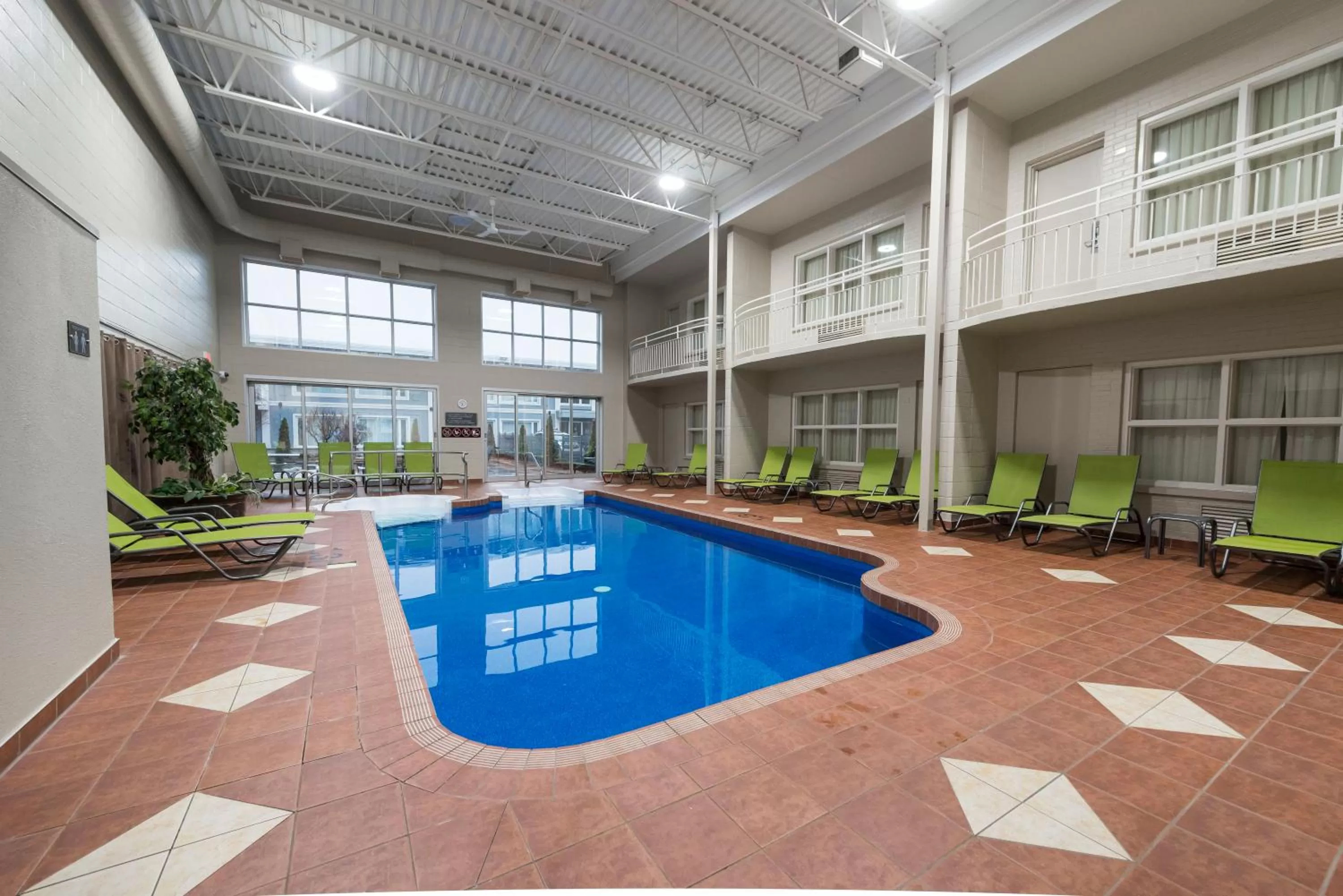 Swimming pool in Hotel & Suites Le Dauphin Drummondville