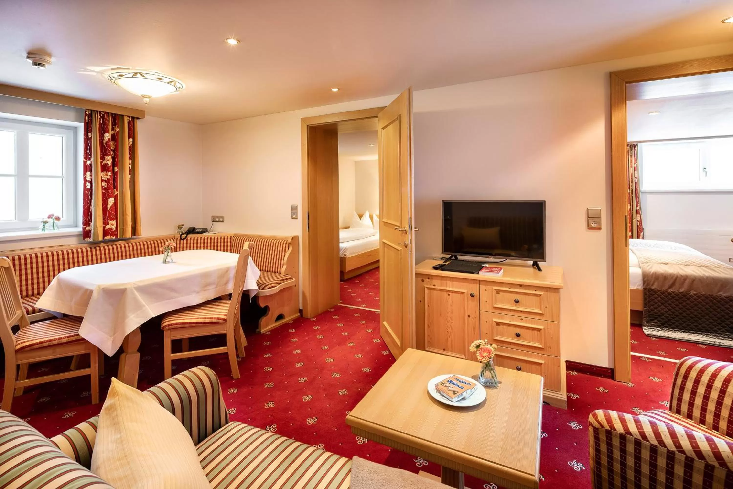 Living room, Bed in Hotel Tannbergerhof im Zentrum von Lech