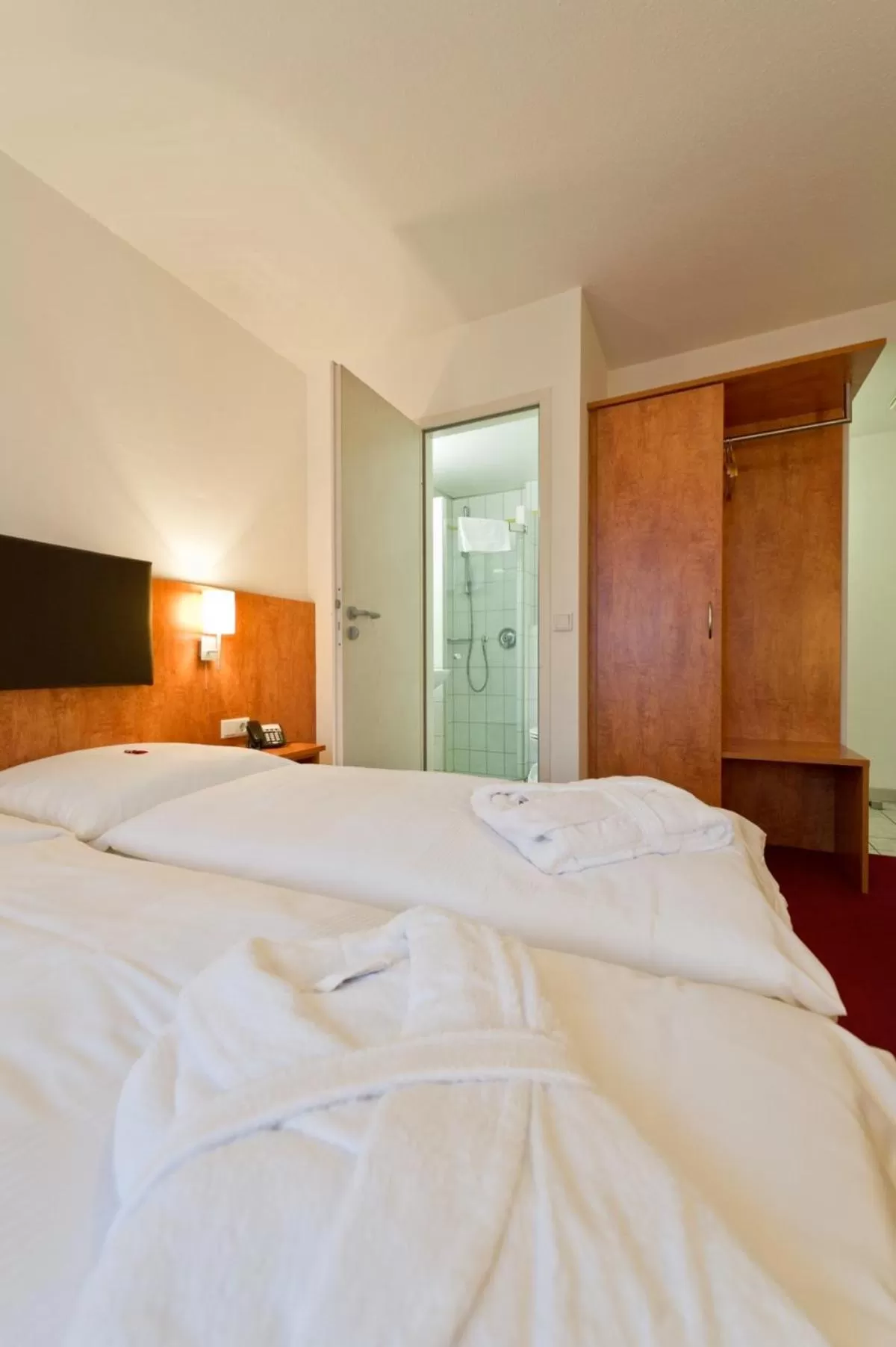 Bed in Hotel Neuwirtshaus