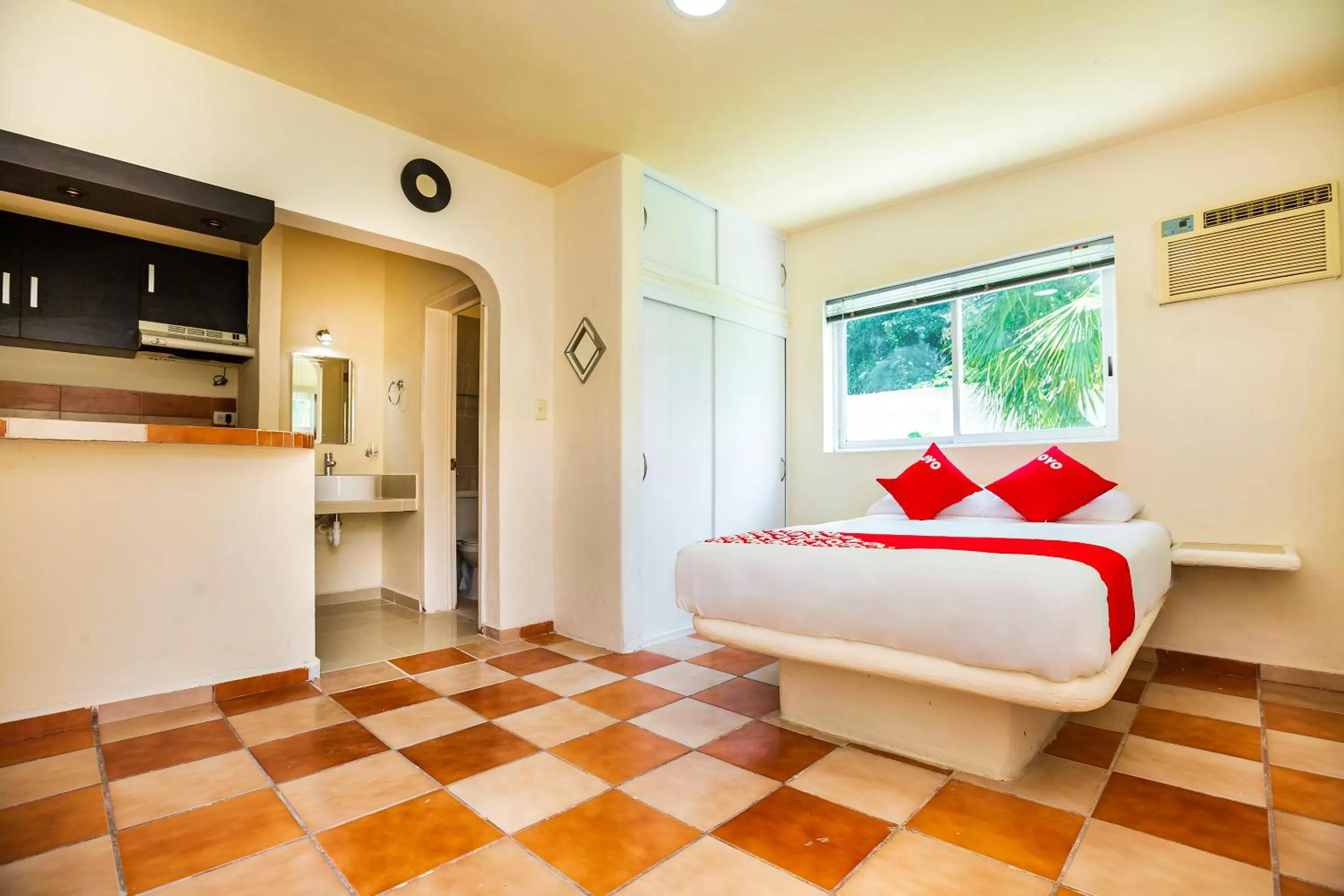 Bedroom, Bed in OYO Hotel Dos Mundos,Aeropuerto Internacional de Cozumel