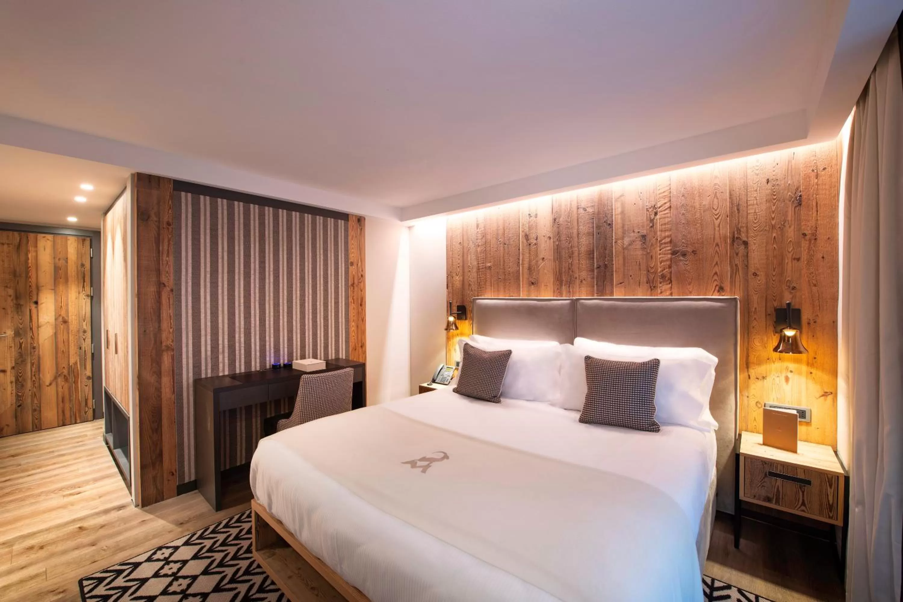 Bedroom, Bed in Le Massif Hotel & Lodge Courmayeur The Leading Hotels of the World