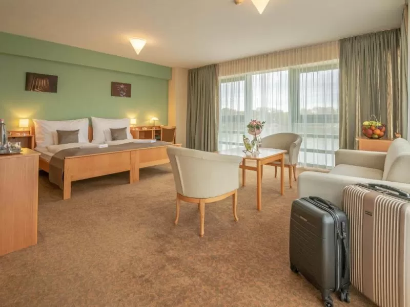 Photo of the whole room, Seating Area in Szent János Hotel