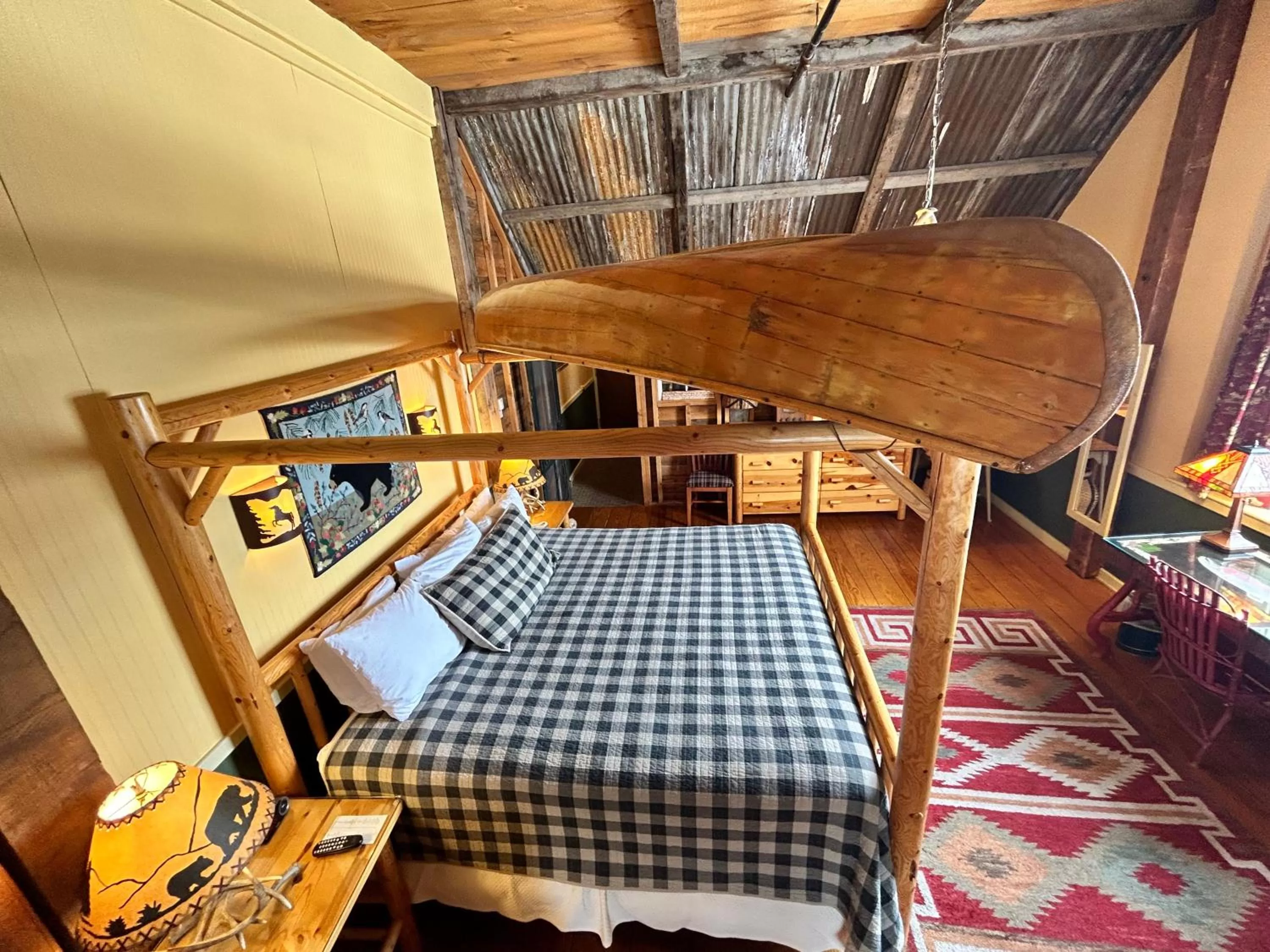 Bed in The Common Man Inn, Spa & Lodge