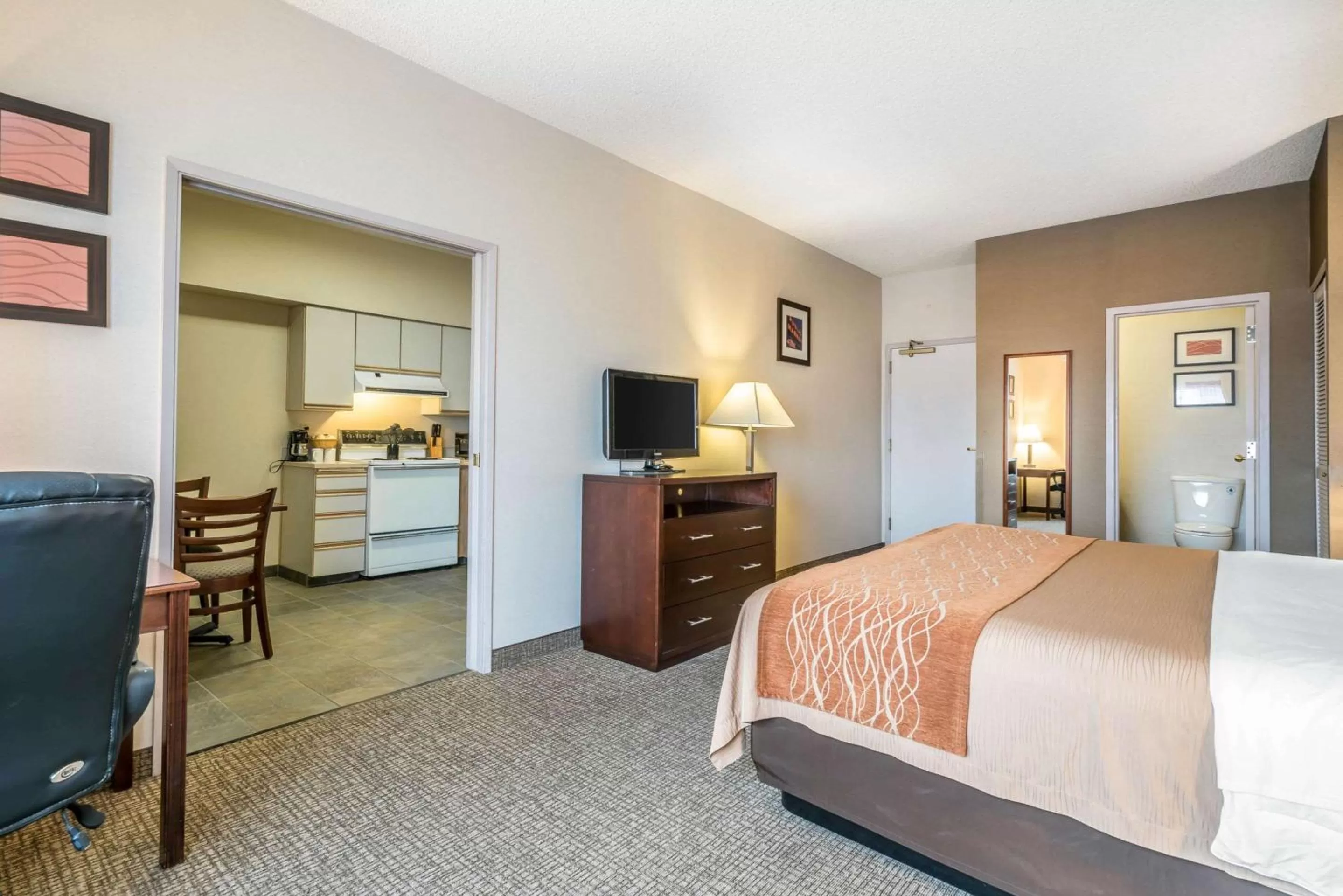 Kitchen or kitchenette, Bed in Comfort Inn & Suites Seattle North