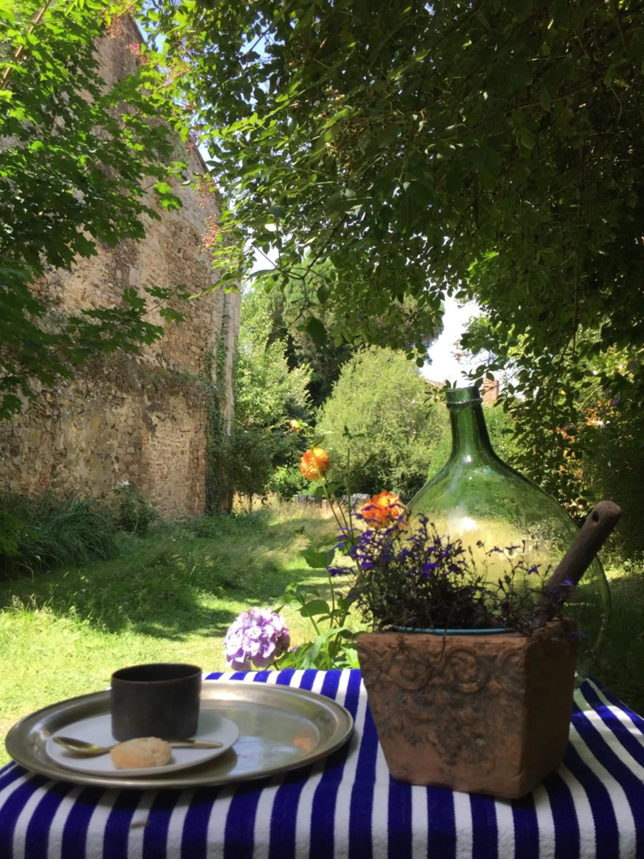 Patio in Le Jardin des Lys