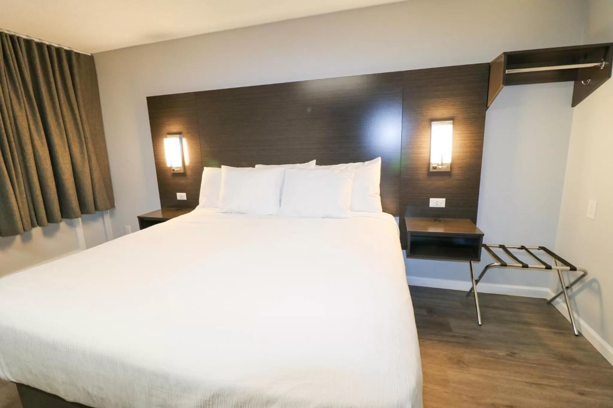 Bed in Envi Boutique Hotel Henderson-Evansville South