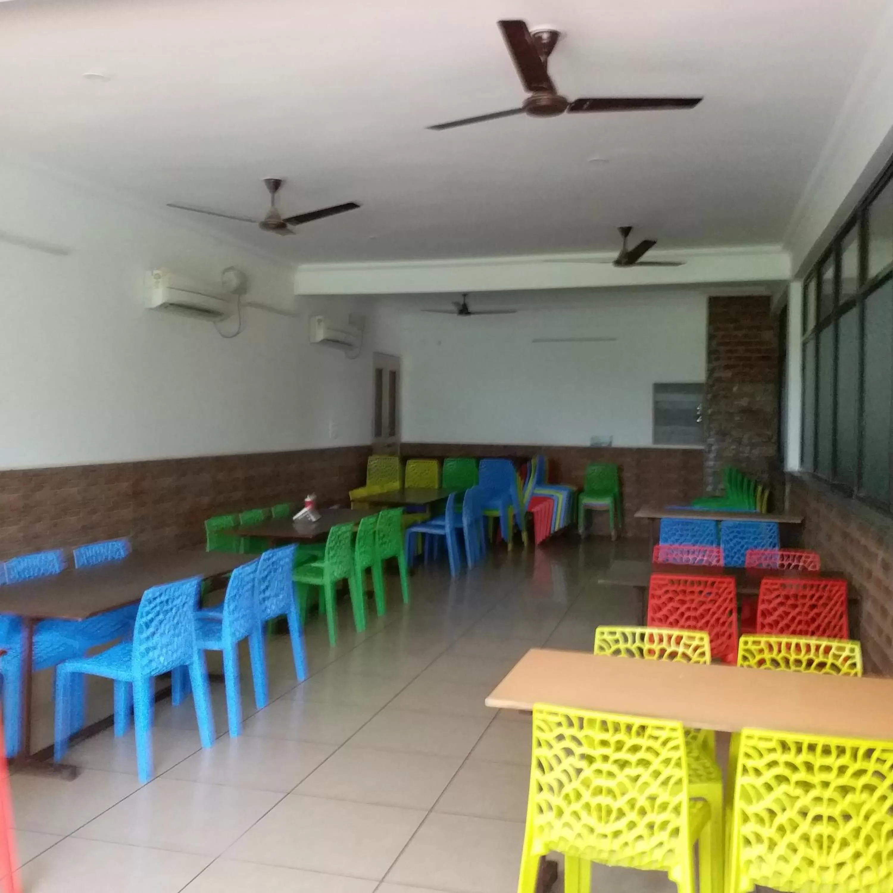 Restaurant/Places to Eat in Krishna Hansraj Hotel