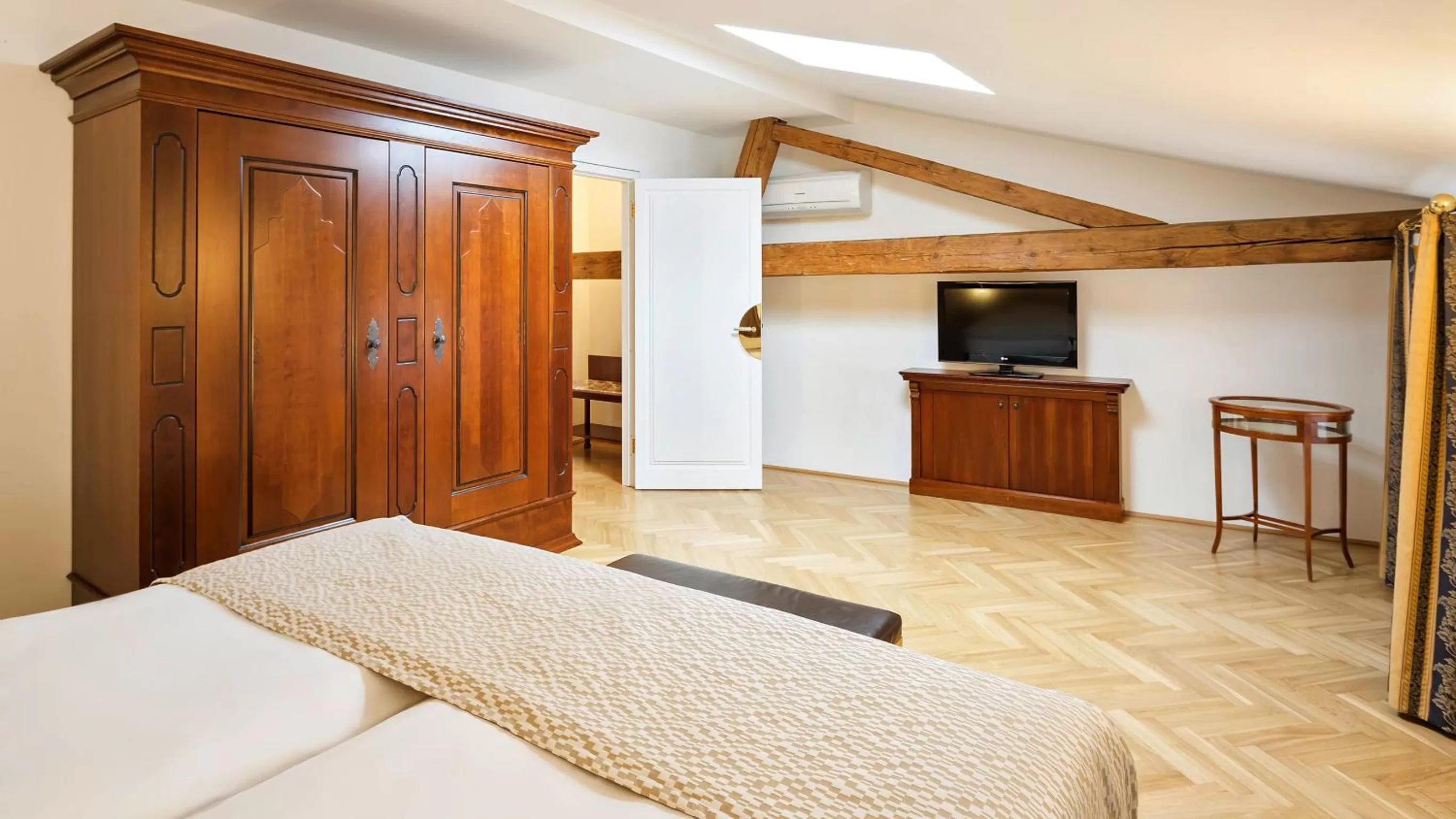 Bedroom, Bed in Radisson Blu Hotel Altstadt