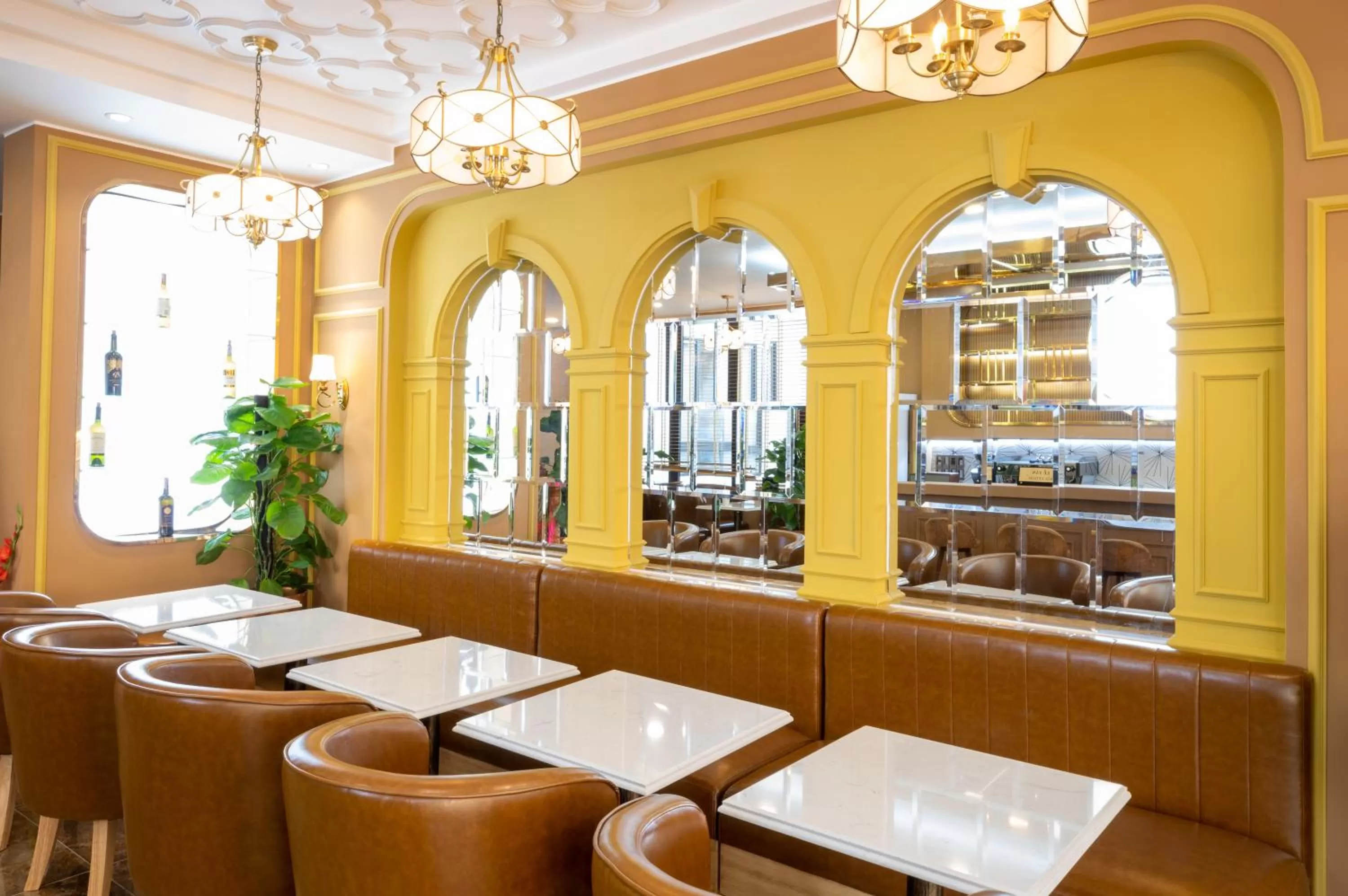 Restaurant/places to eat in La Fleur Premium Central Apartment Hotel