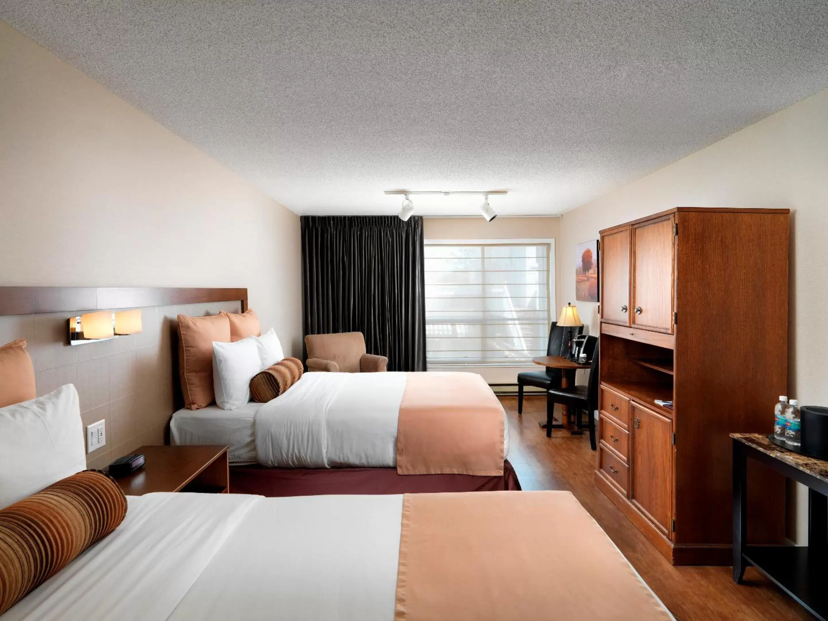 Standard Double Room with Two Double Beds in Huntingdon Hotel and Suites Standard Double Room with Two Double Beds in Huntingdon Hotel and Suites