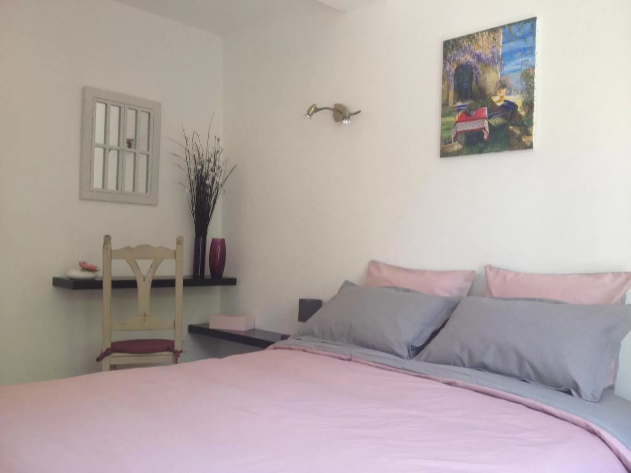 Photo of the whole room, Bed in Chez Louis