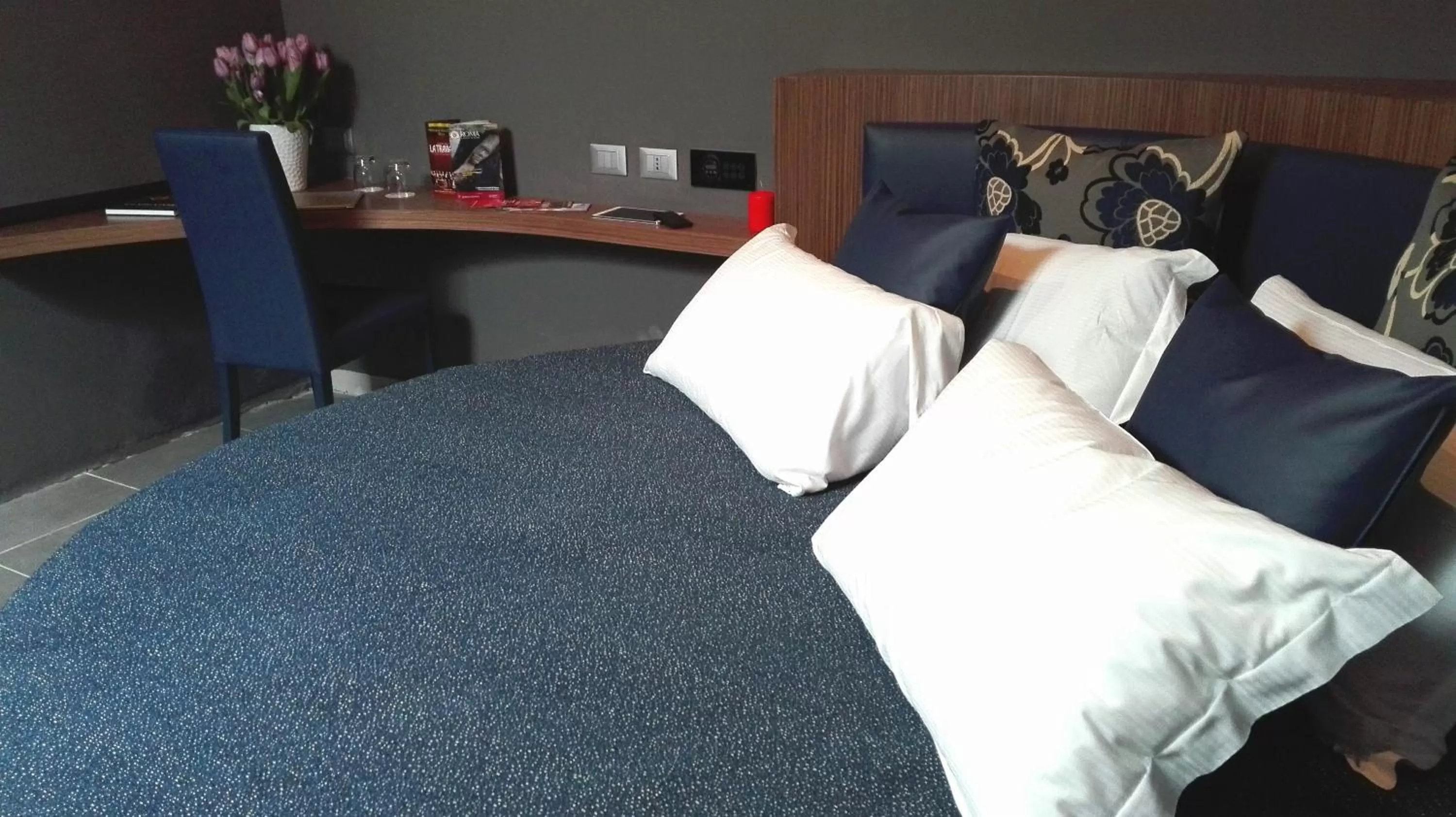 Bedroom, Bed in Hotel The Building