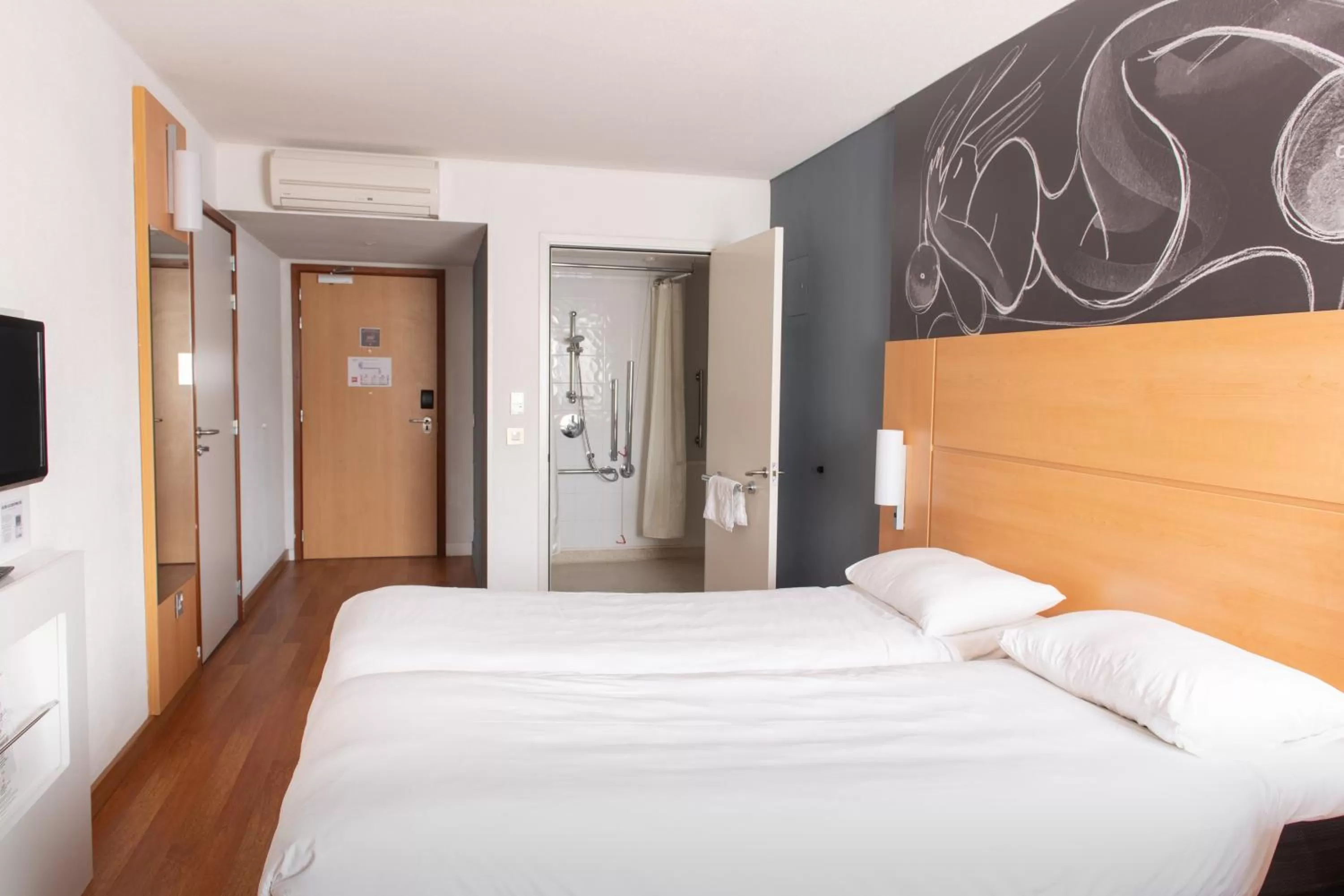 Bedroom, Bed in ibis Brighton City Centre - Station