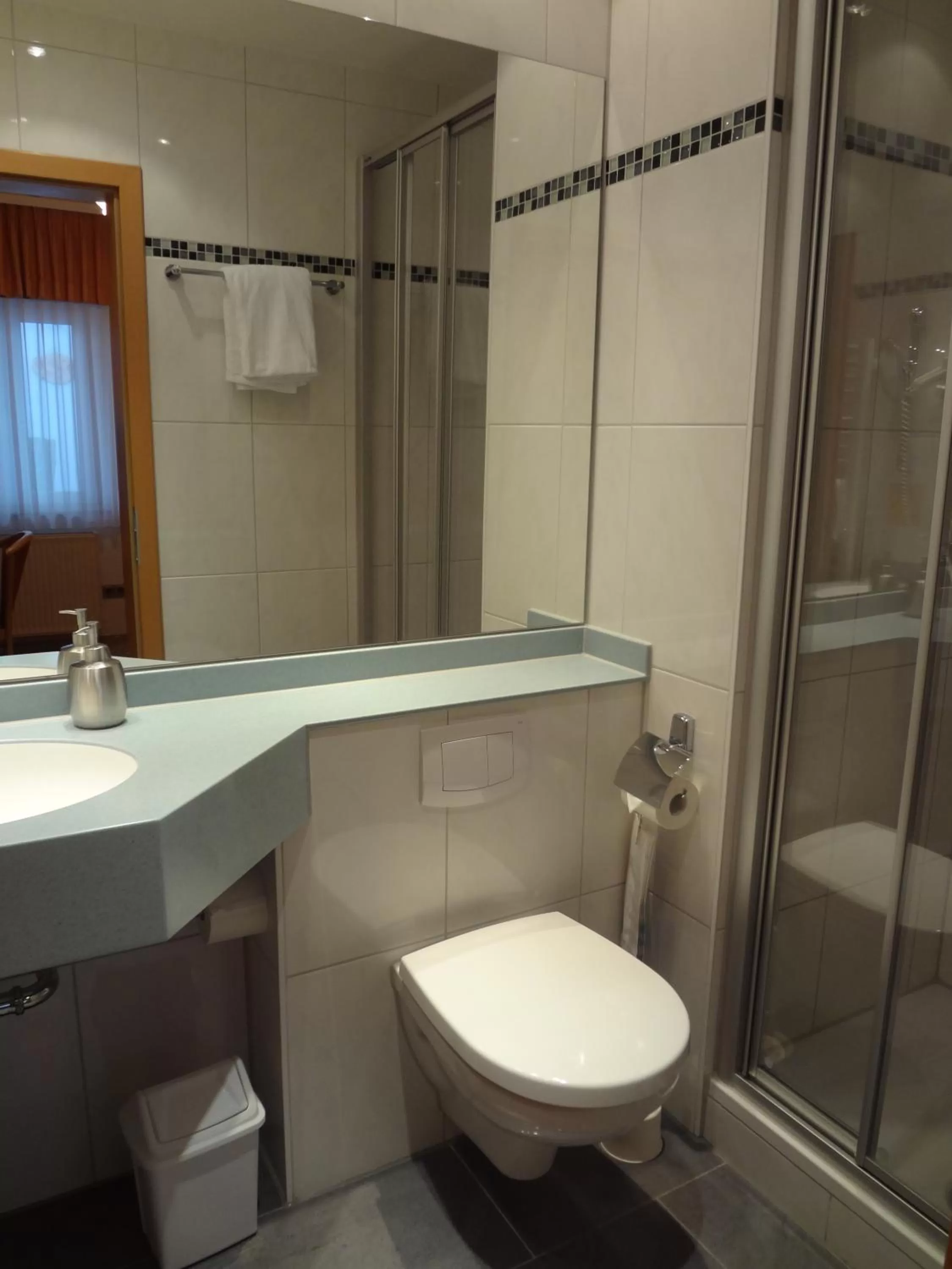 Bathroom in Hotel Rose Heidelberg inklusive Frühstück, Saunanutzung und Parkplätze nach Verfügbarkeit