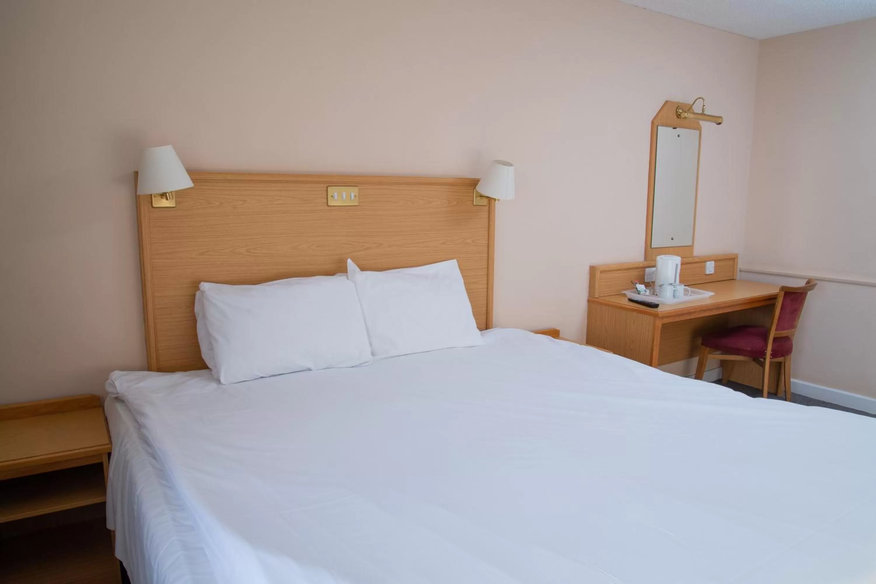 Bedroom, Bed in Royal Hotel, Bar & Grill