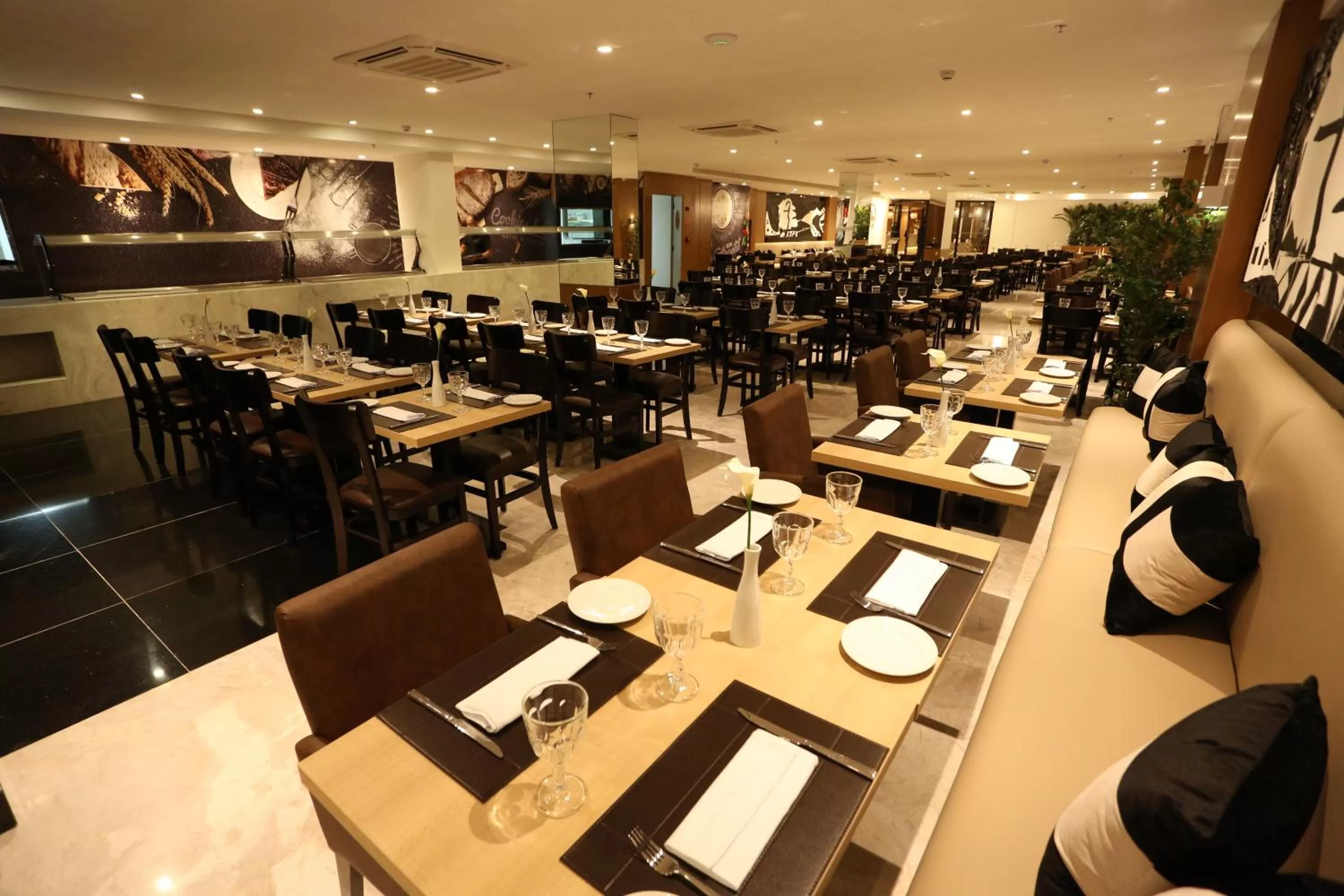 Restaurant/places to eat in Royal Regency Palace Hotel